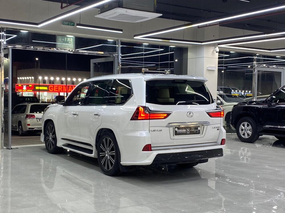Lexus LX 570 S 2016 - Image 4