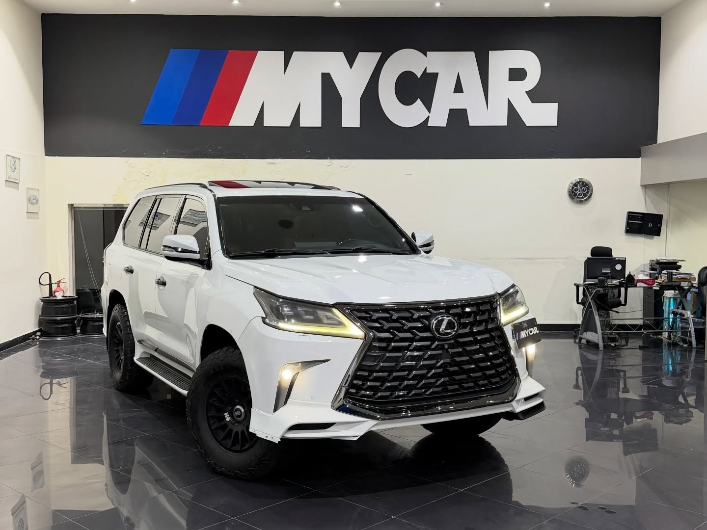 Lexus LX 570 2016 - Image 2