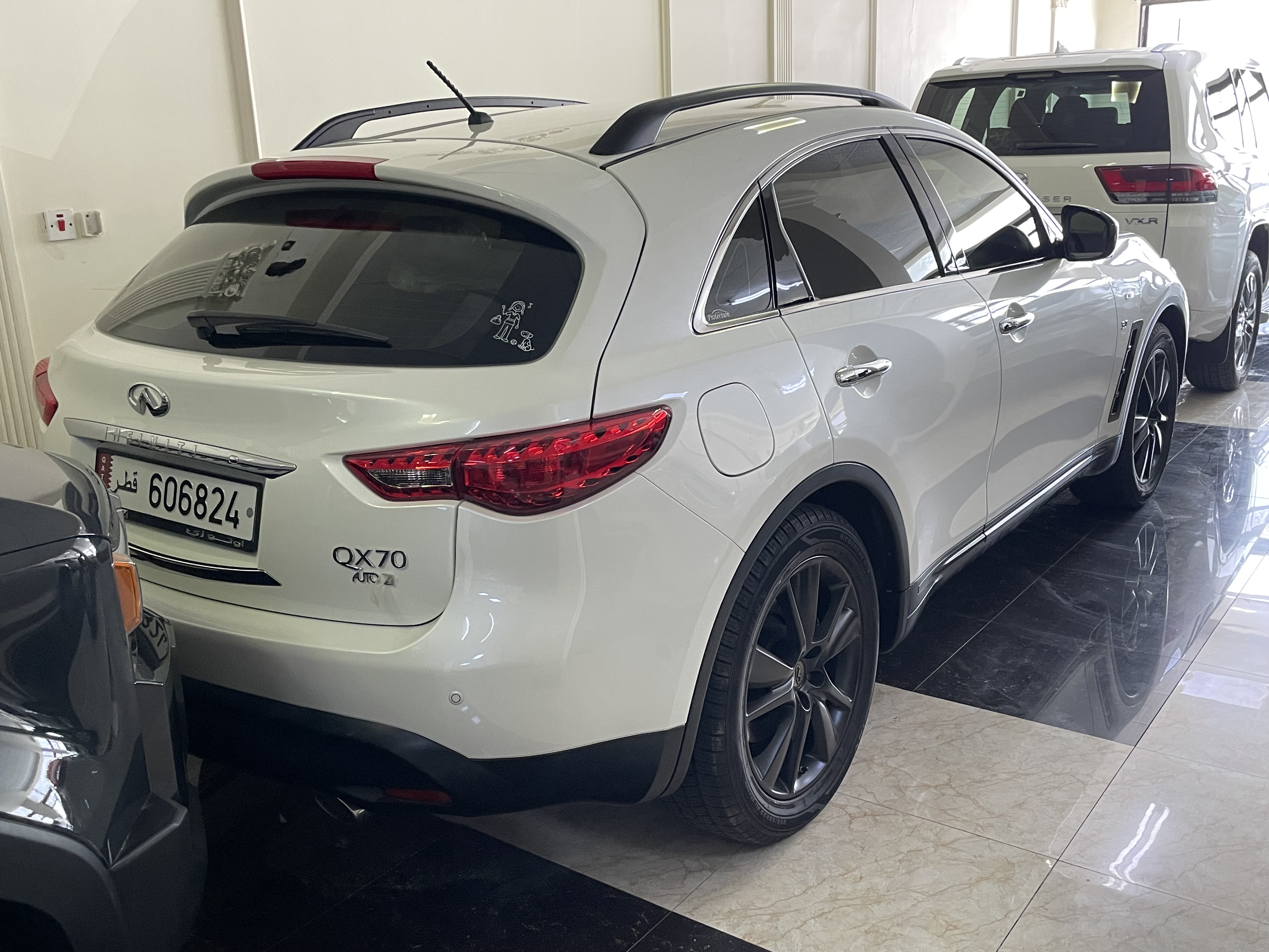 Infiniti QX 70 - Image 2