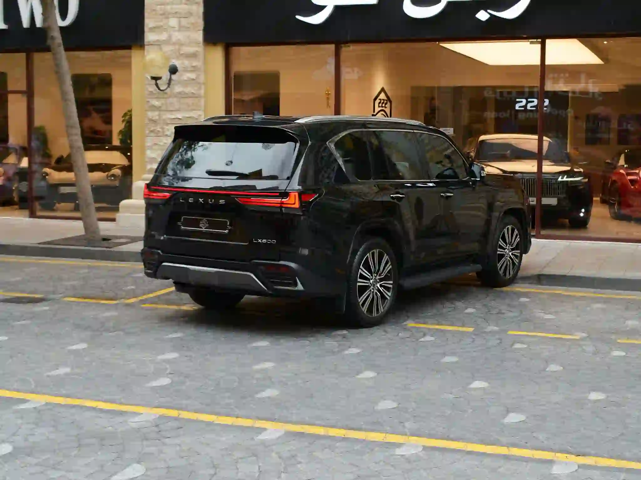 Lexus LX 600 Luxury  2023 - Image 2