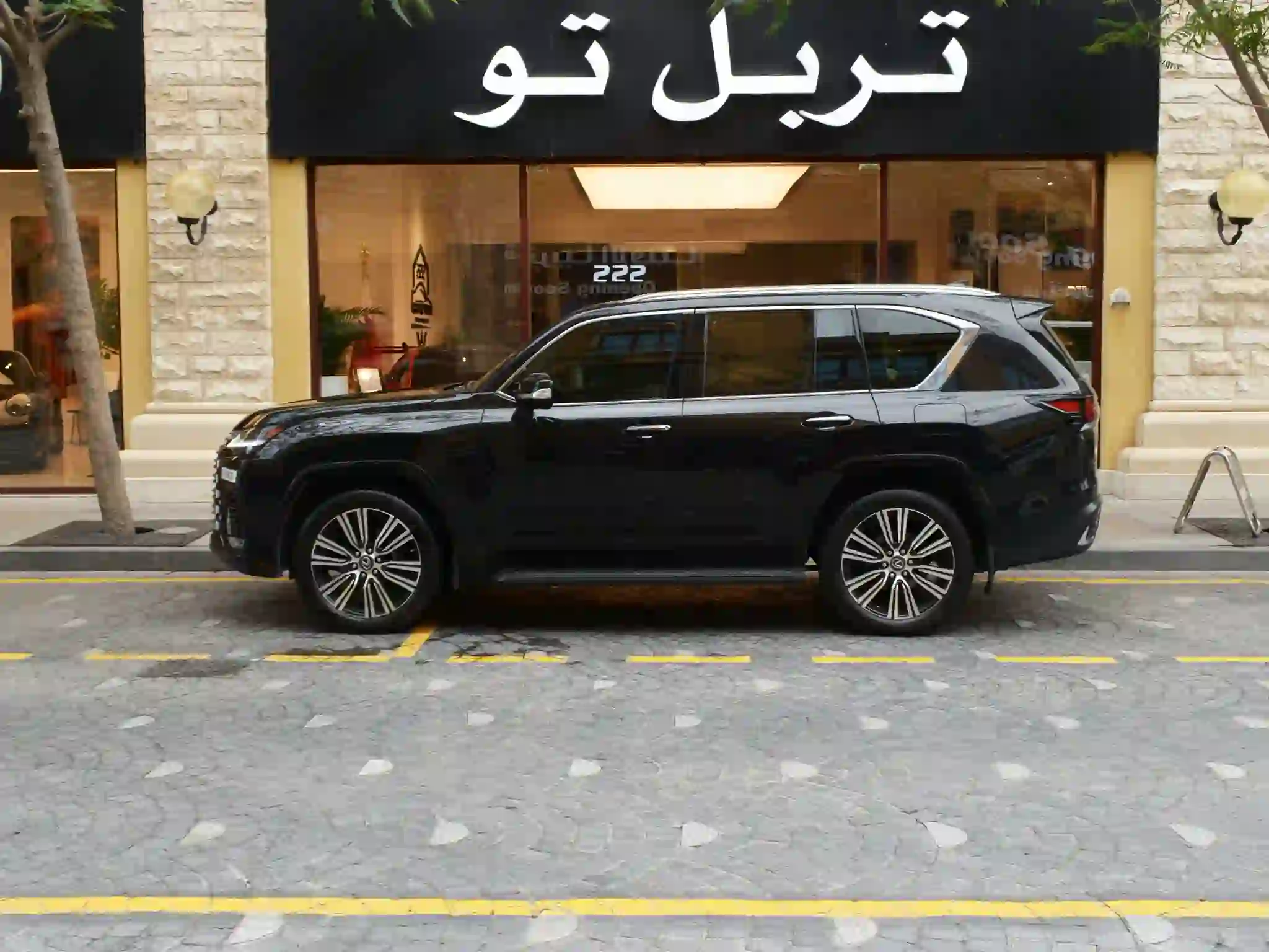 Lexus LX 600 Luxury  2023 - Image 3