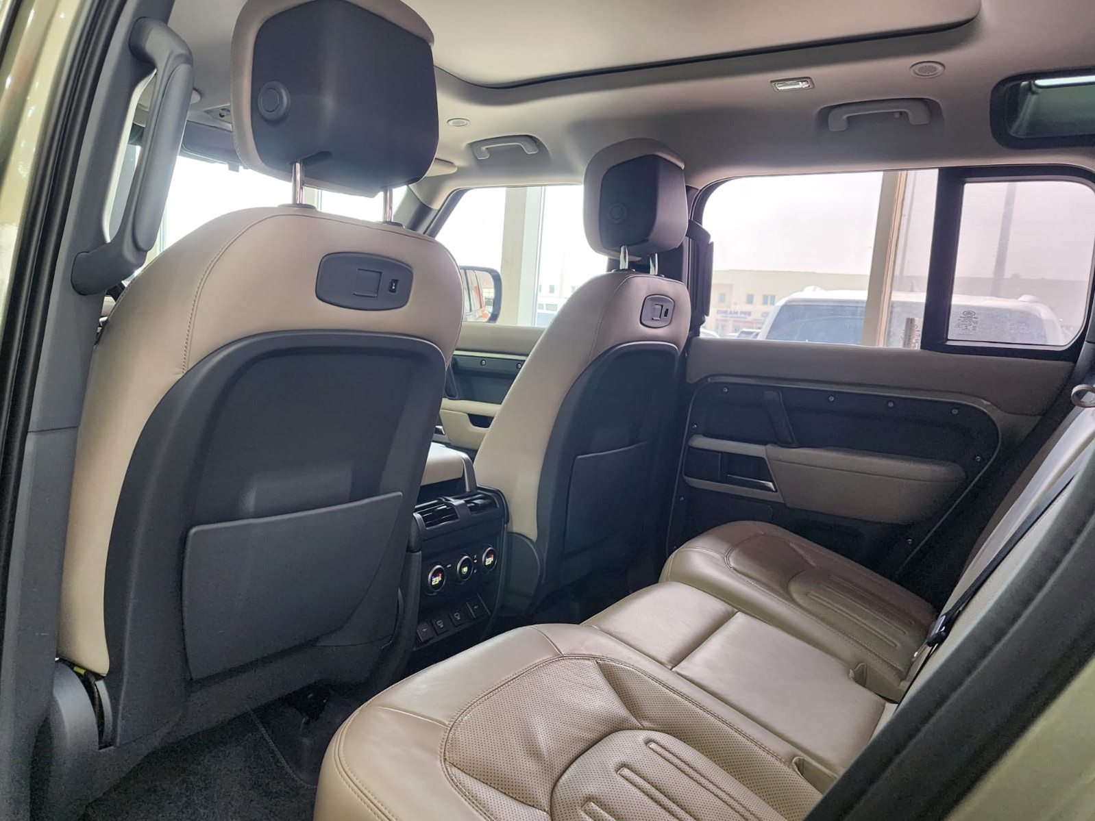 Land Rover Defender 110 3.0i6 HSE 2022 - Image 3