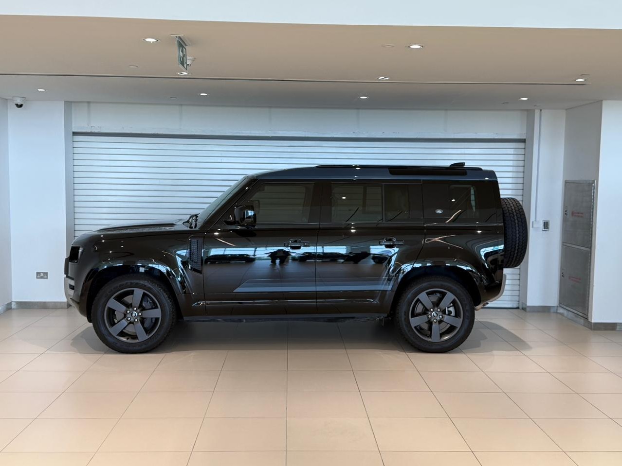 Land Rover Defender 110 3.0i6 HSE 2024 - Image 2
