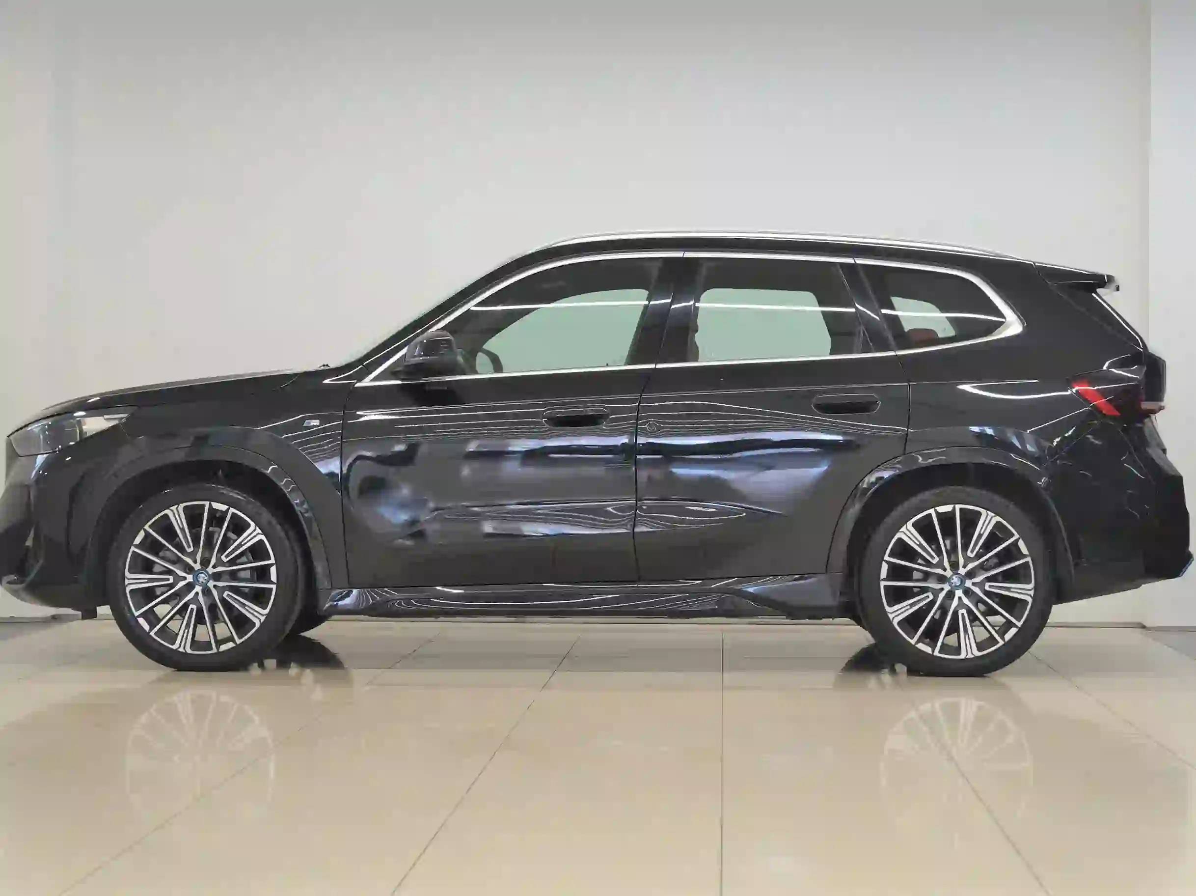 BMW ix 1 xDrive30 M Sport 2023 - Image 2