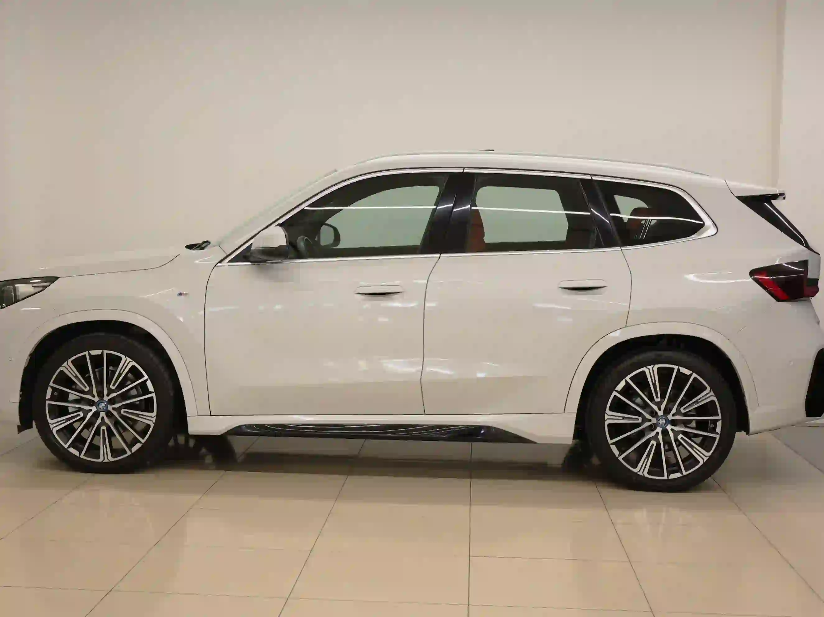 BMW ix 1 xDrive30 M Sport 2024 - Image 3