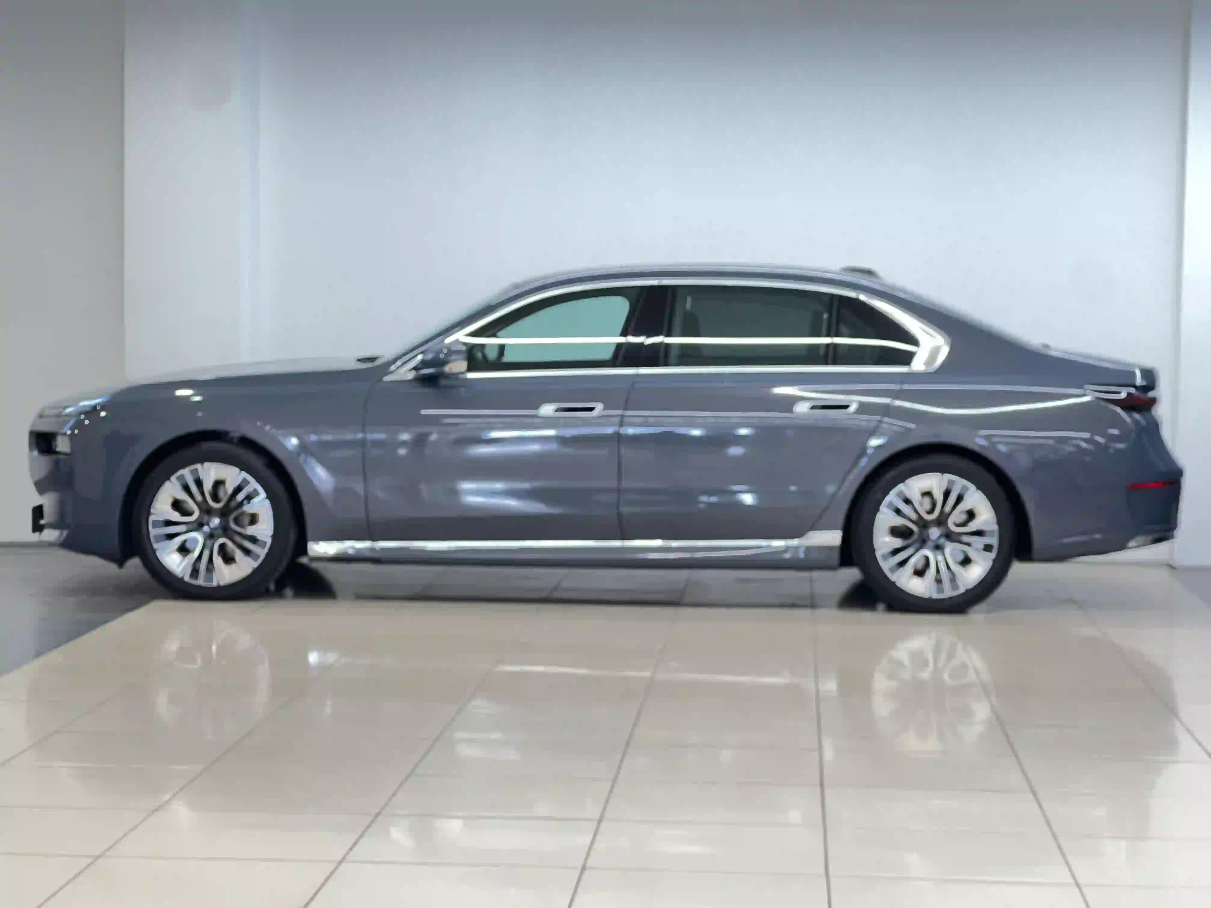 BMW 7-Series 735i 2024 - Image 2