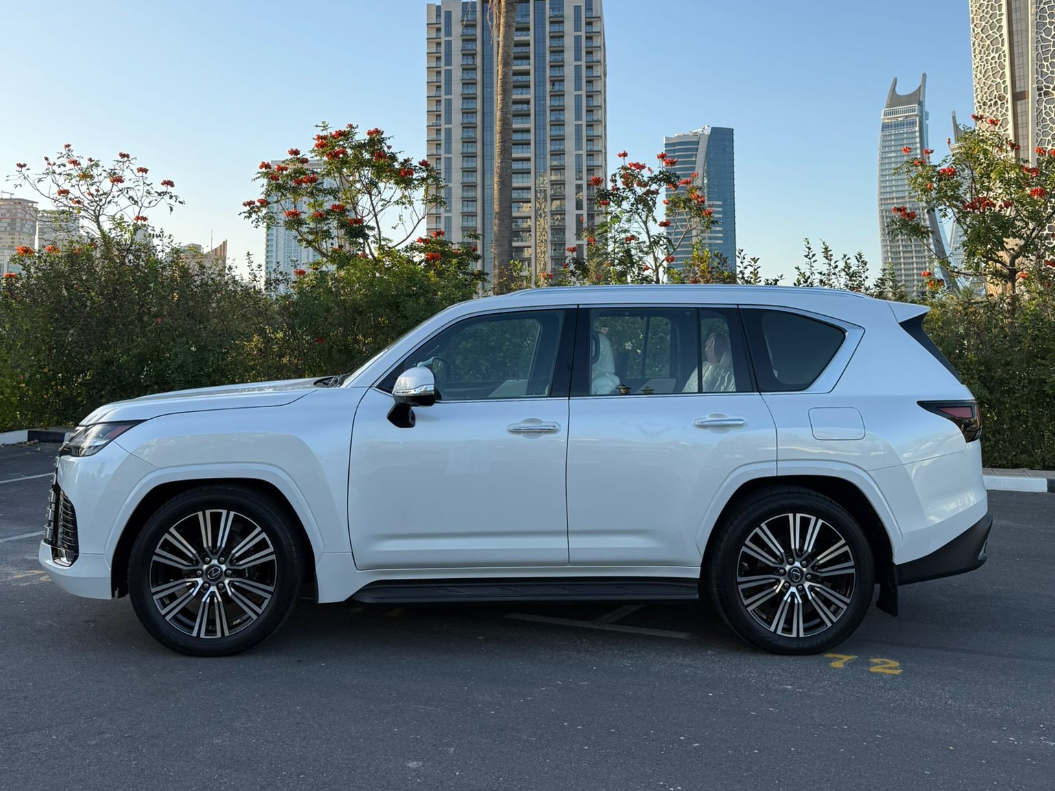 Lexus LX 600 Luxury  2023 - Image 2