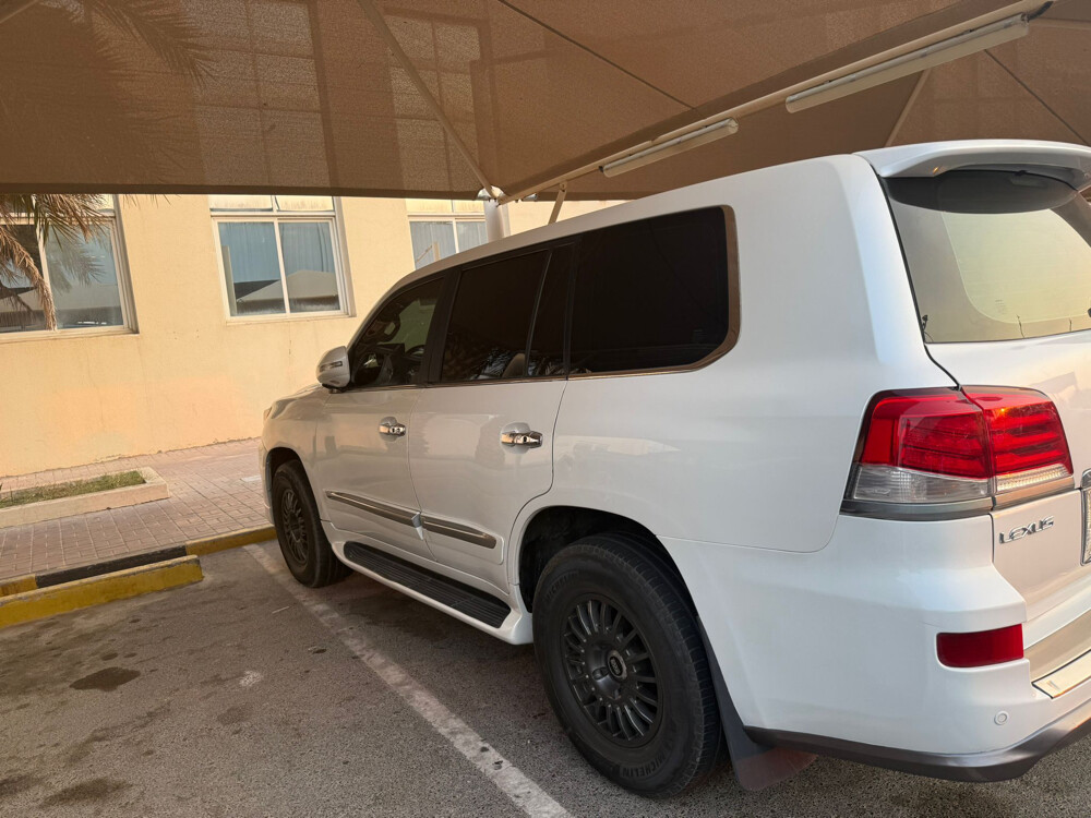 Lexus LX 570 2009 - Image 2