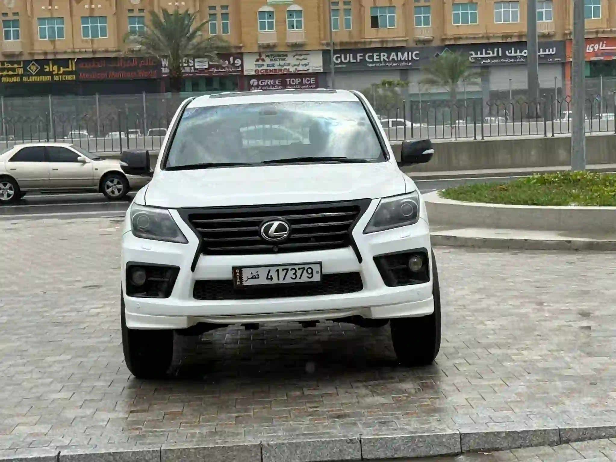 Lexus LX 570 2011 - Image 2