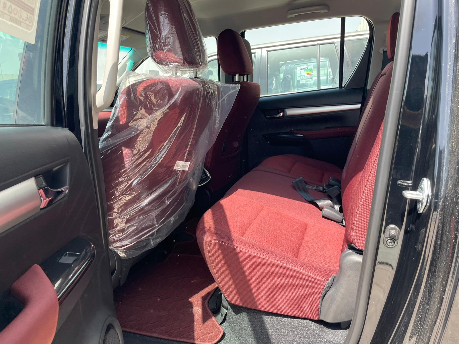 Toyota Hilux SR5 2025 - Image 2