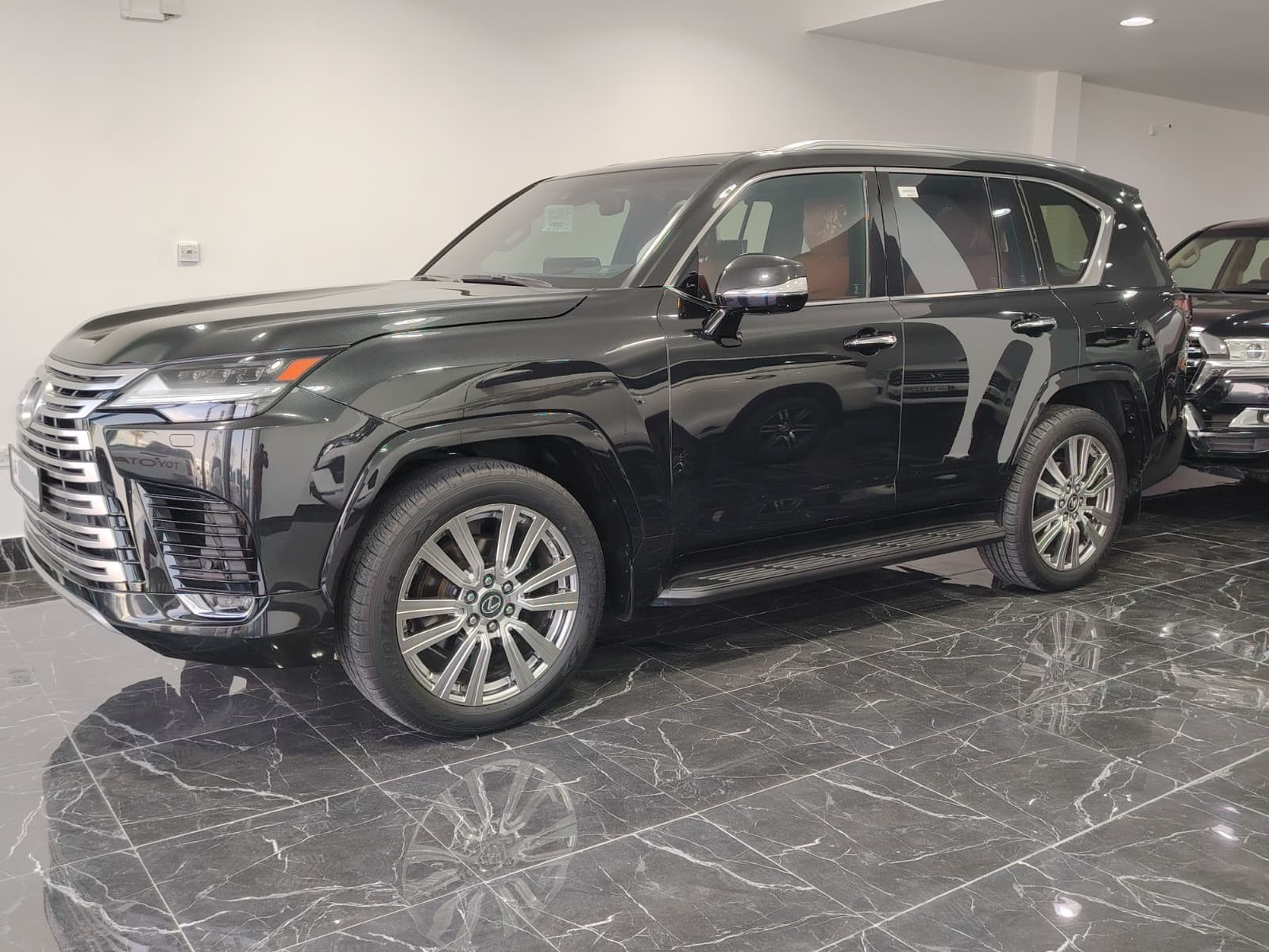 Lexus LX 600 VIP 2023 - Image 2