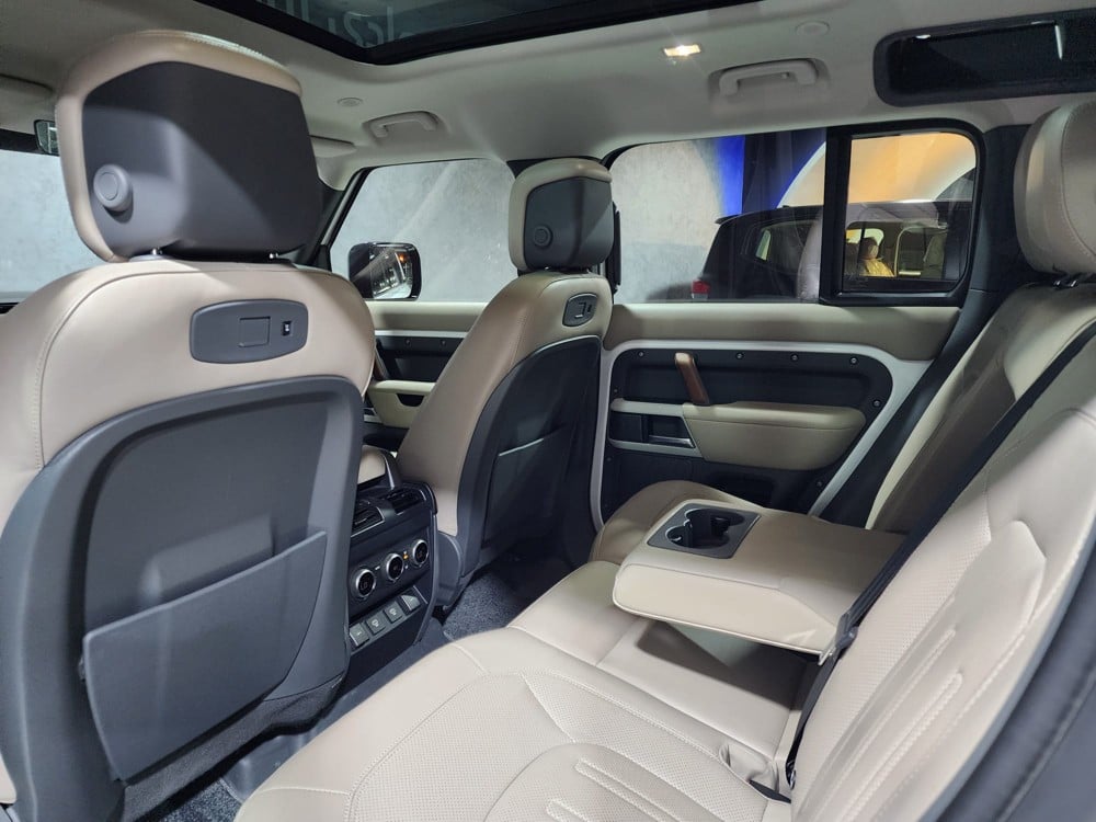 Land Rover Defender - Image 4