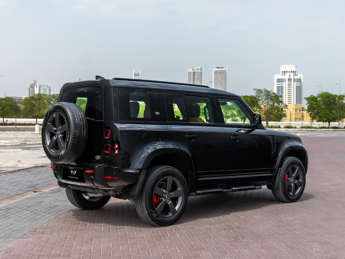 Land Rover Defender 110 3.0i6 HSE 2023 - Image 2