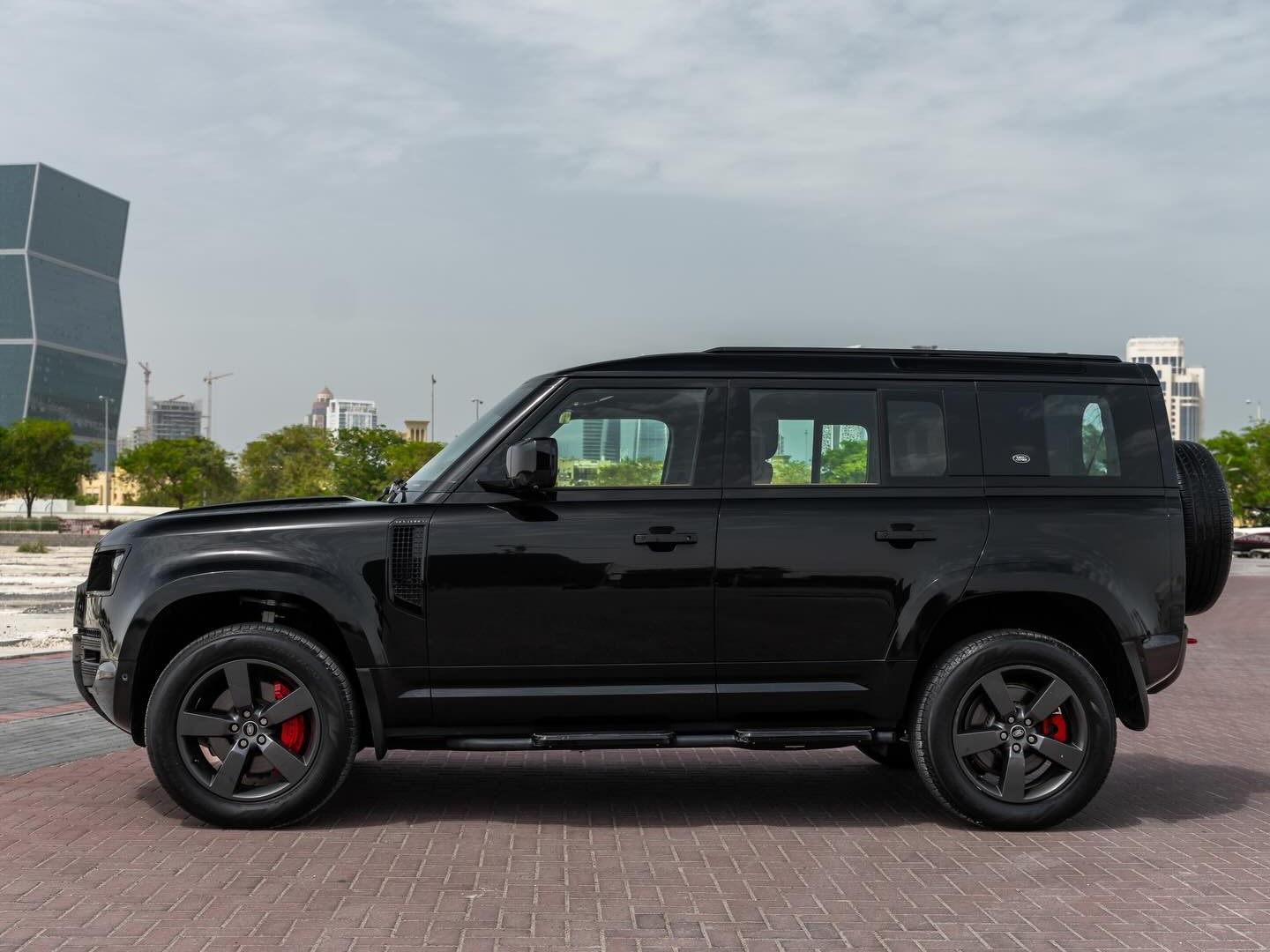Land Rover Defender 110 3.0i6 HSE 2023 - Image 3