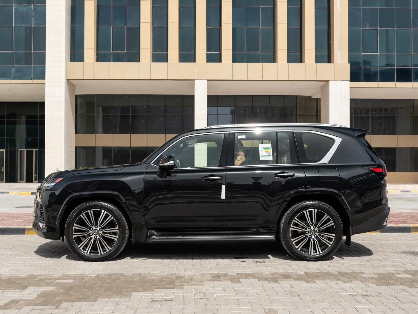 Lexus LX 700 LUXURY 2026 - Image 3