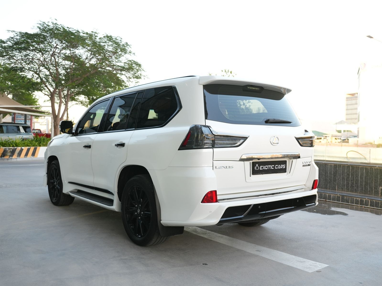 Lexus LX 570 S 2017 - Image 4