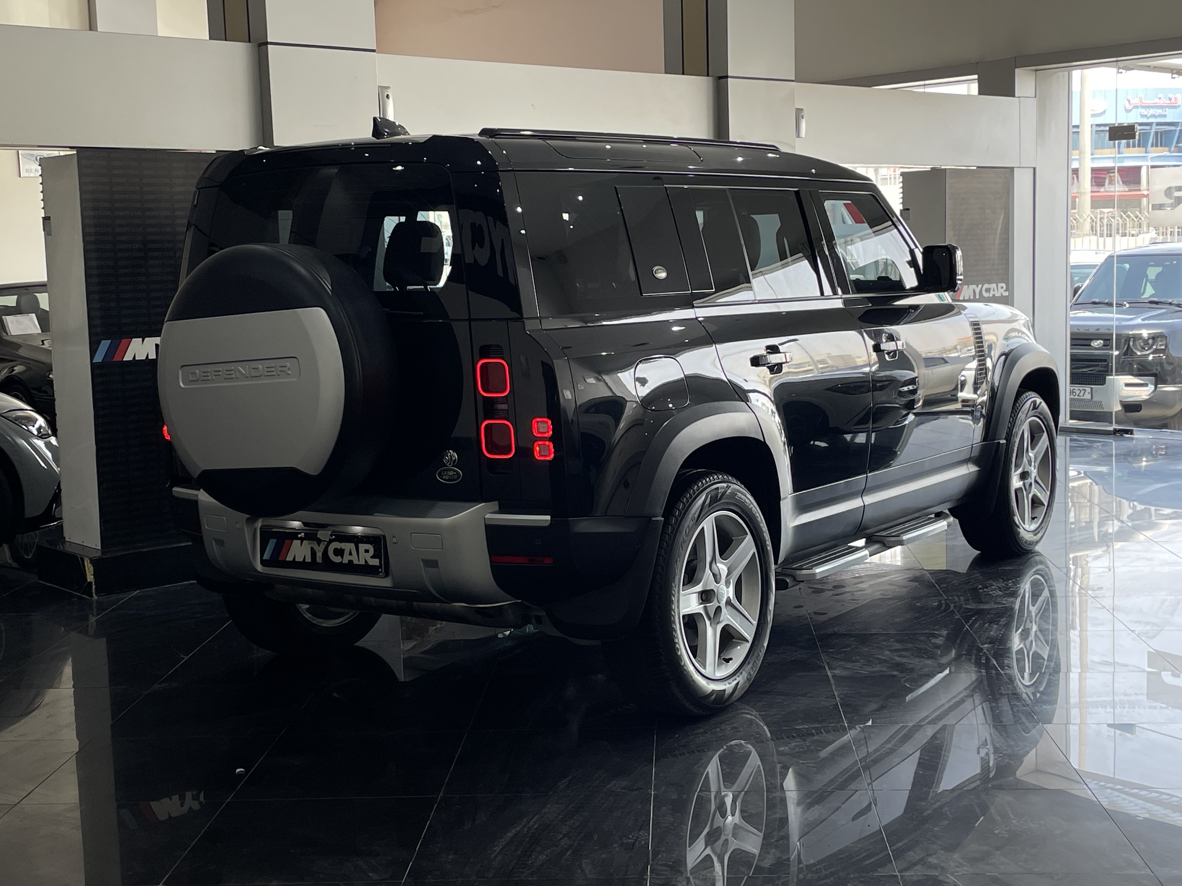 Land Rover Defender - Image 3