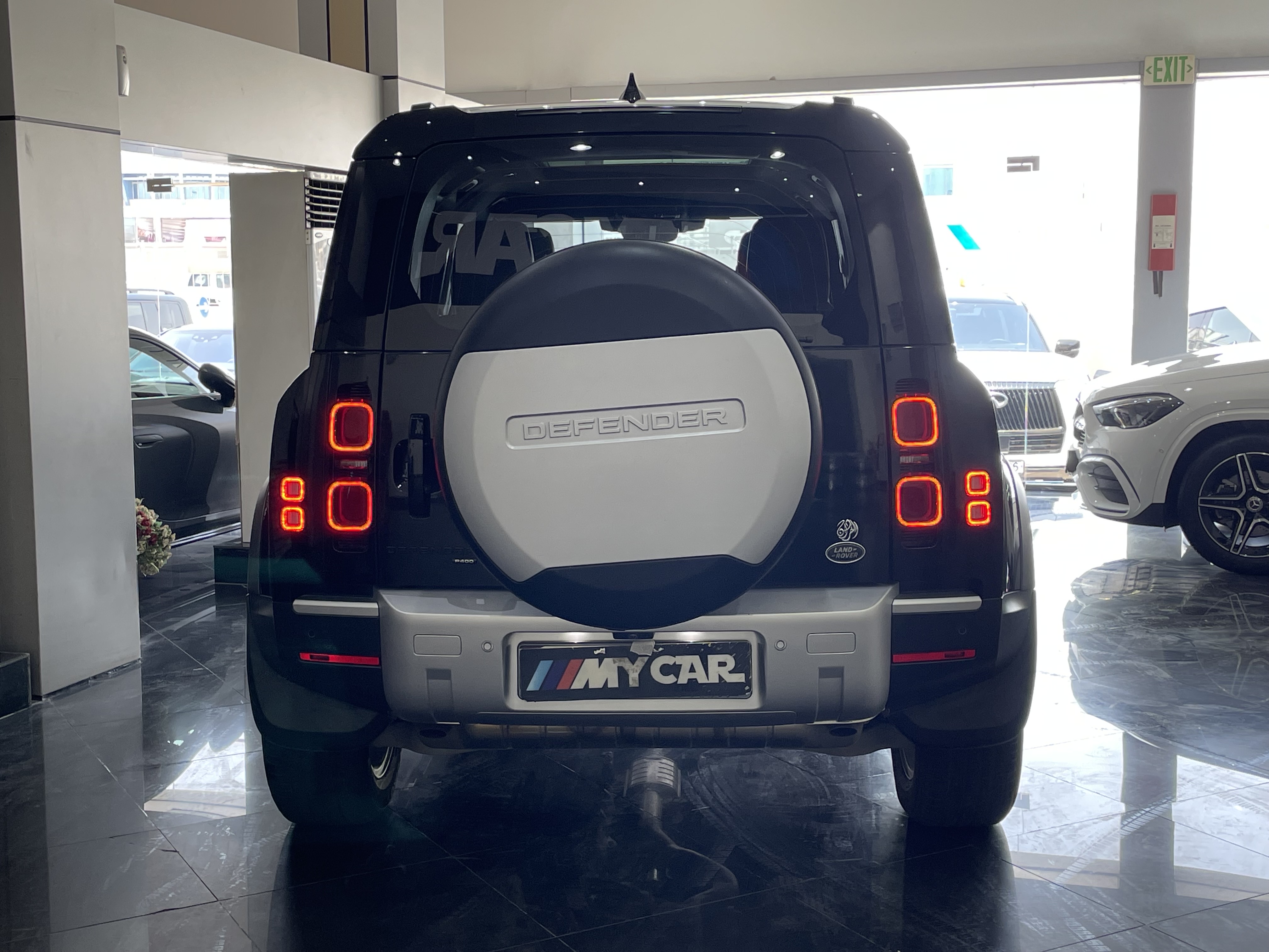 Land Rover Defender - Image 4