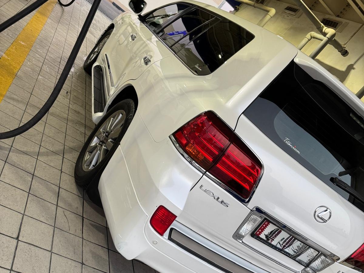 Lexus LX 570 S 2011 - Image 2