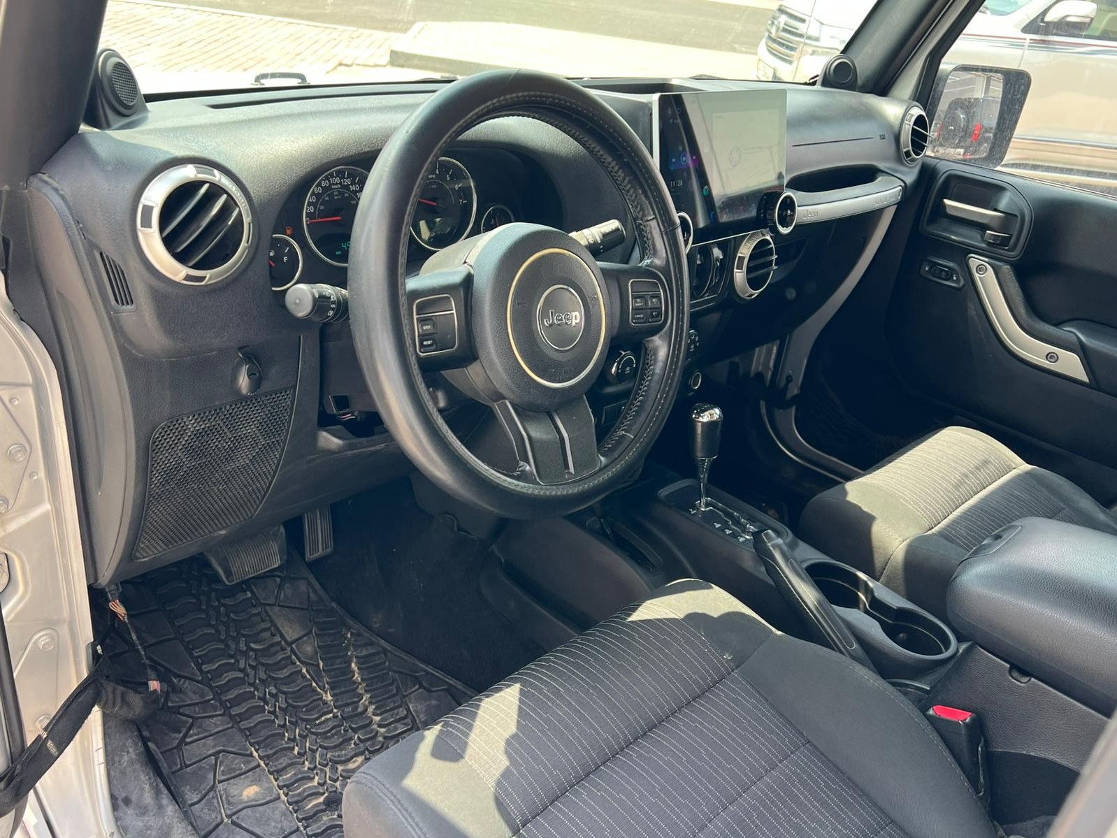 Jeep Wrangler Sahara 2012 - Image 2
