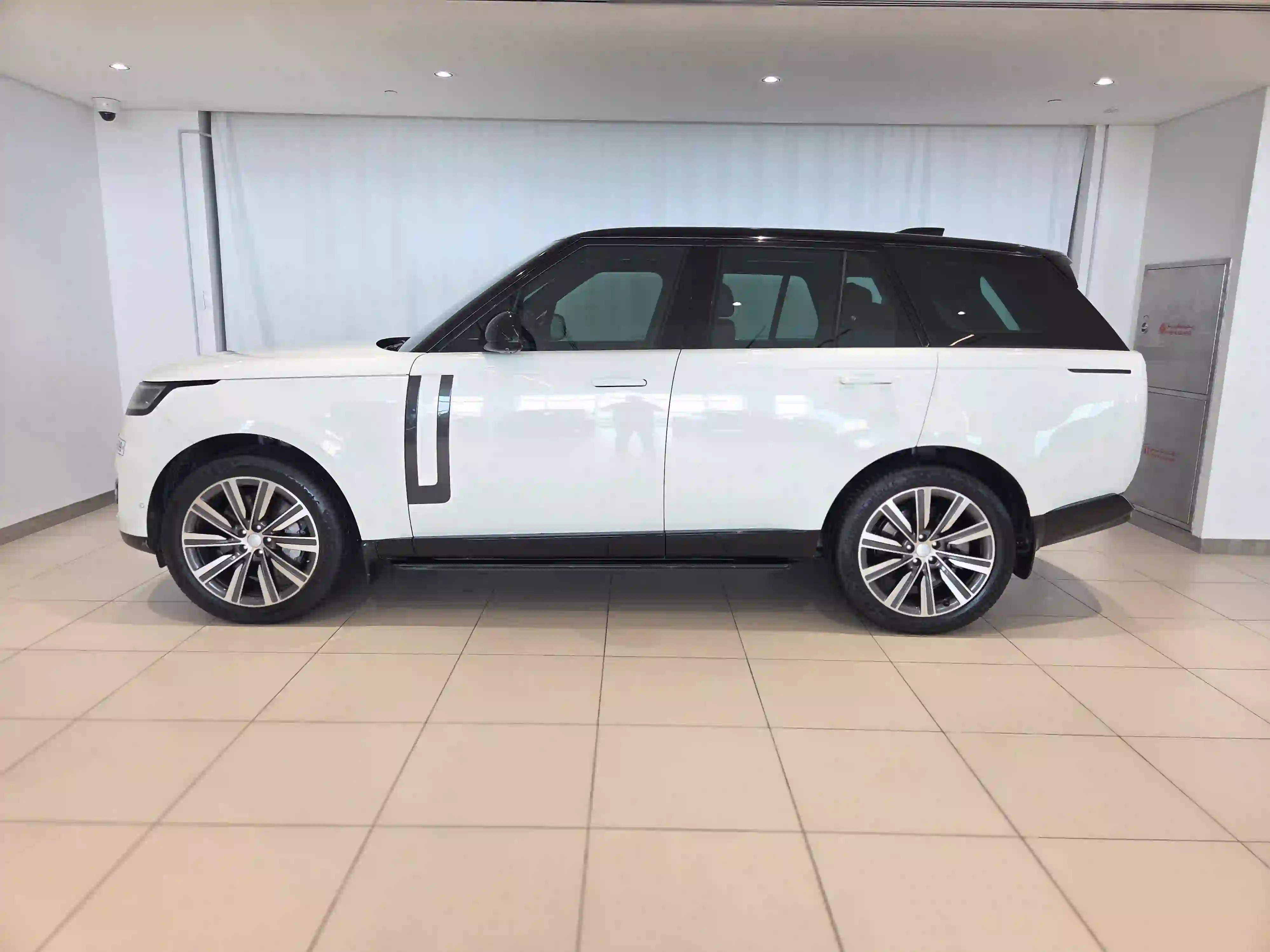 Land Rover Range Rover 3.0i6 HSE 2023 - Image 3