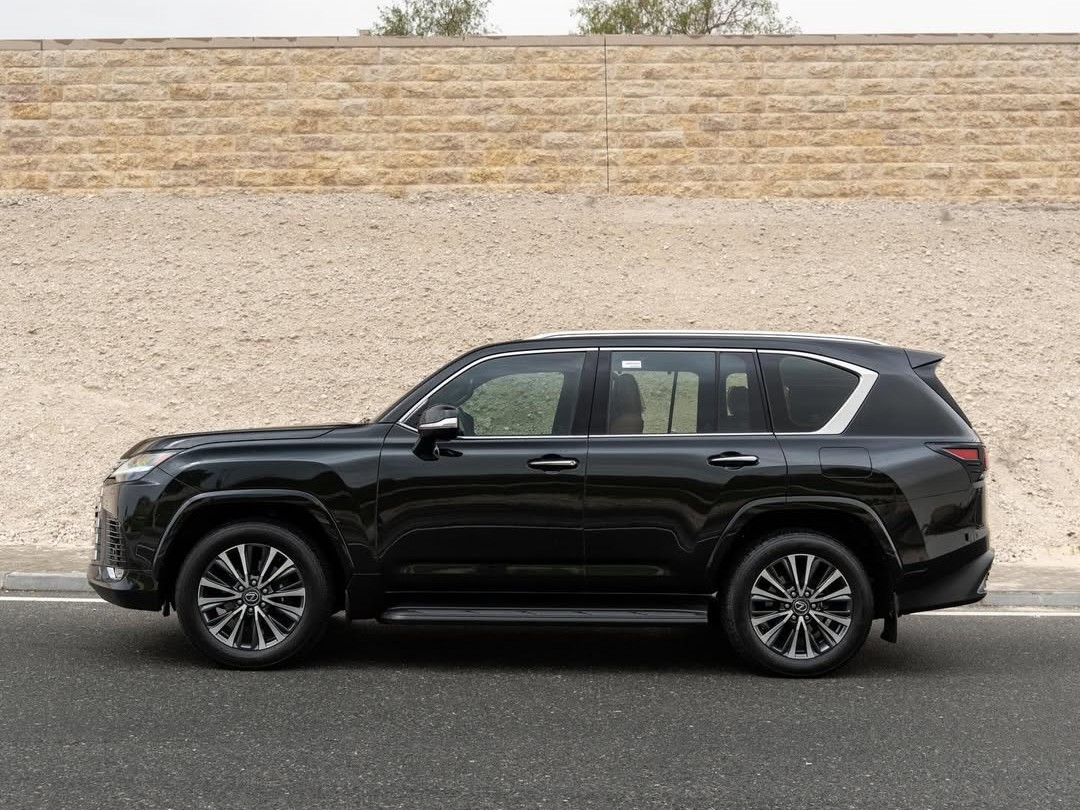 Lexus LX 600 Luxury  2025 - Image 2