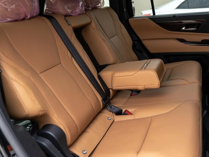 Lexus LX 600 Luxury  2025 - Image 4