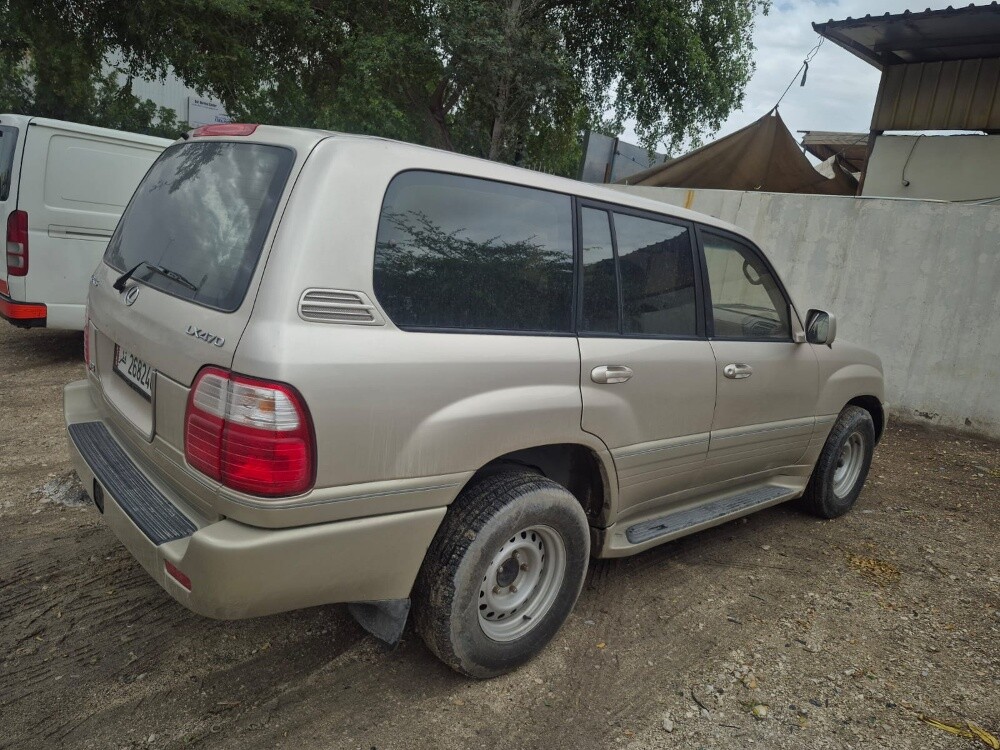 Lexus LX 470 2000 - Image 2