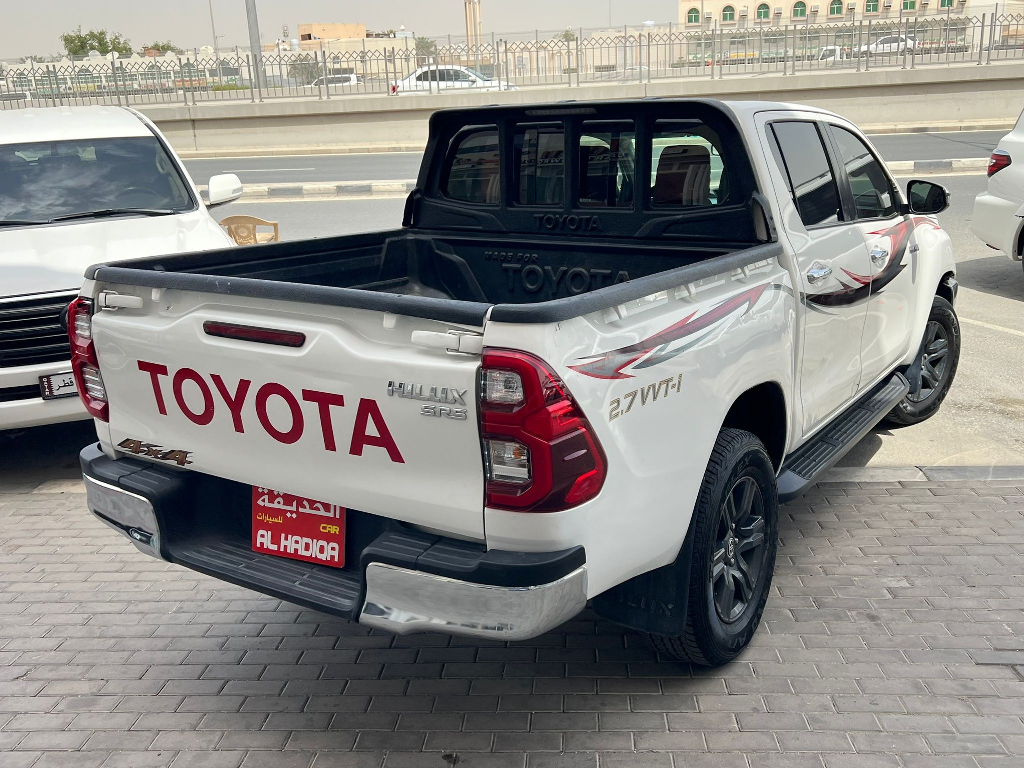 Toyota Hilux SR5 2023 - Image 2