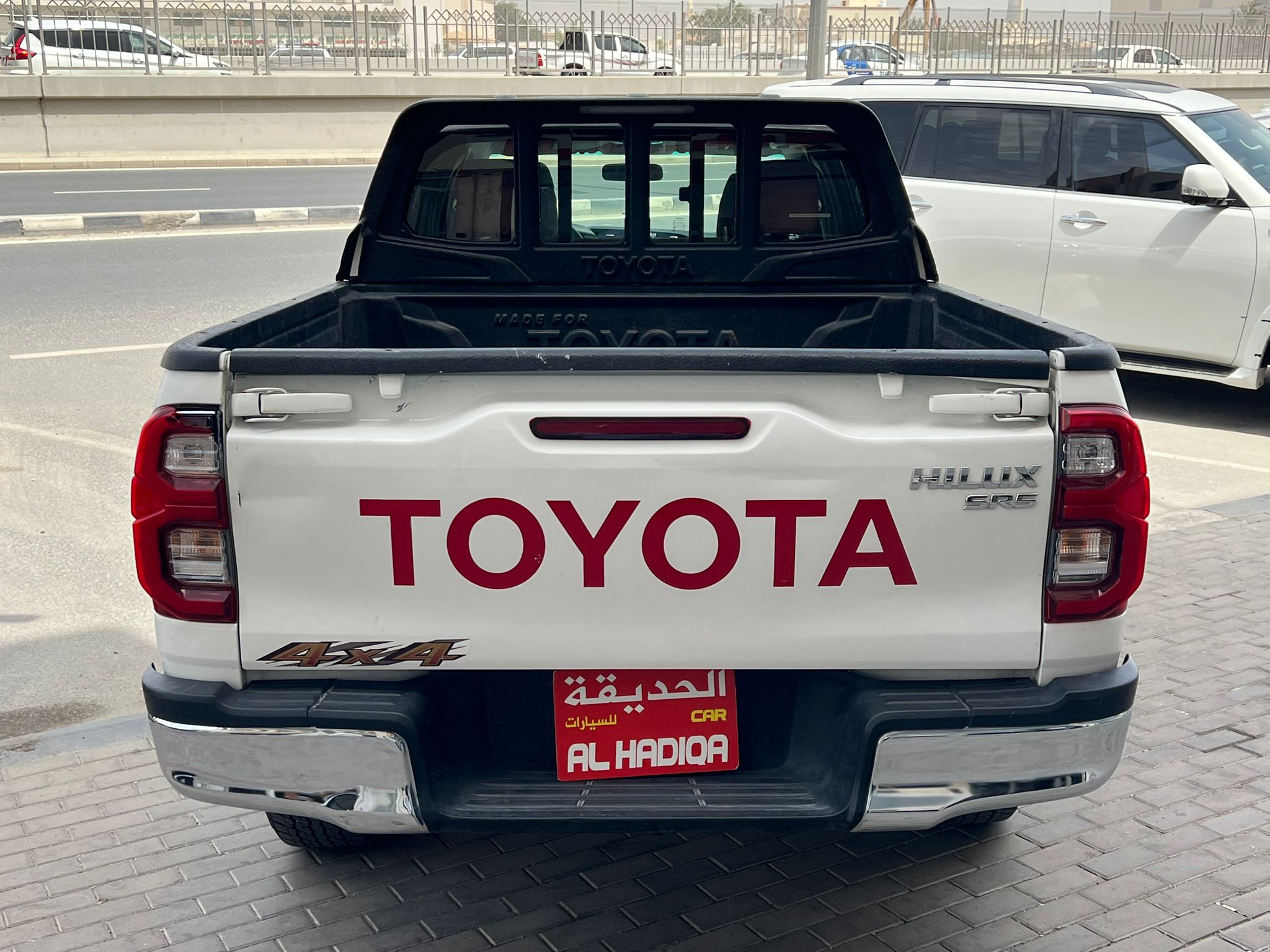 Toyota Hilux SR5 2023 - Image 4