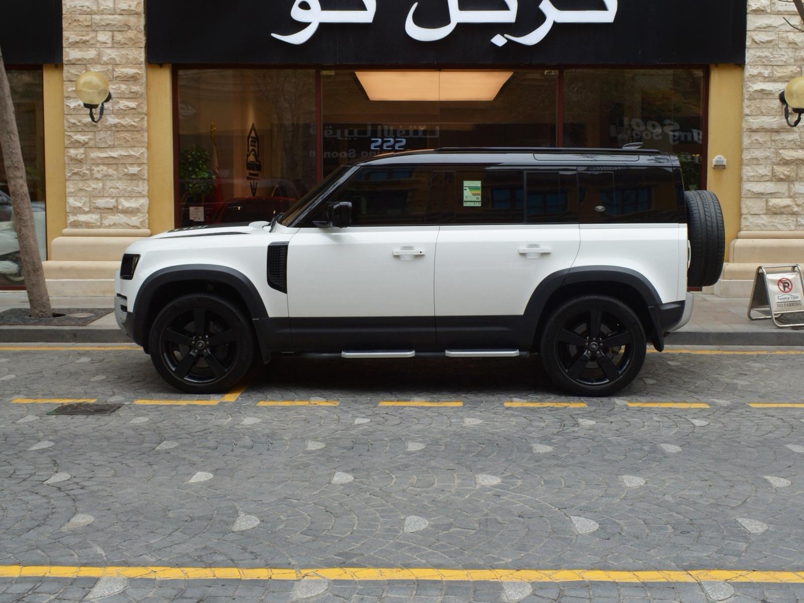 Land Rover Defender 110 HSE 2024 - Image 4