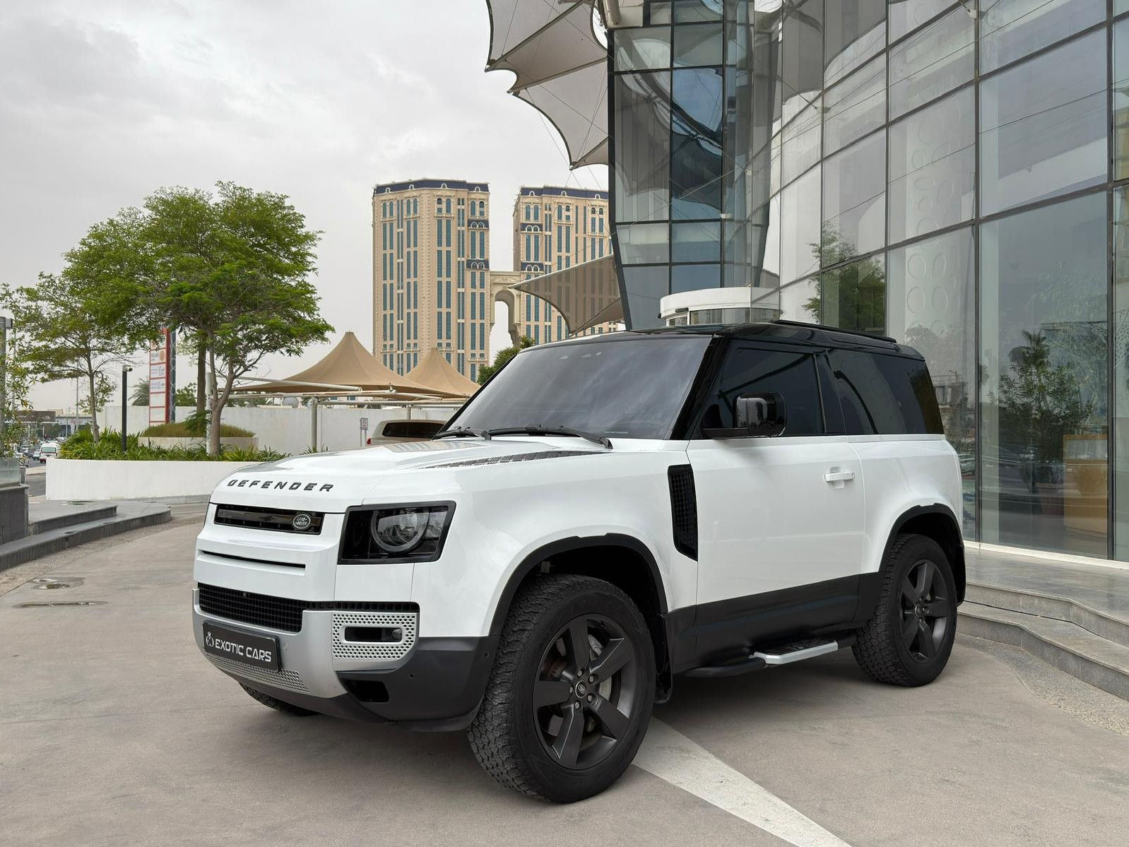 Land Rover Defender 90 HSE 2023 - Image 2