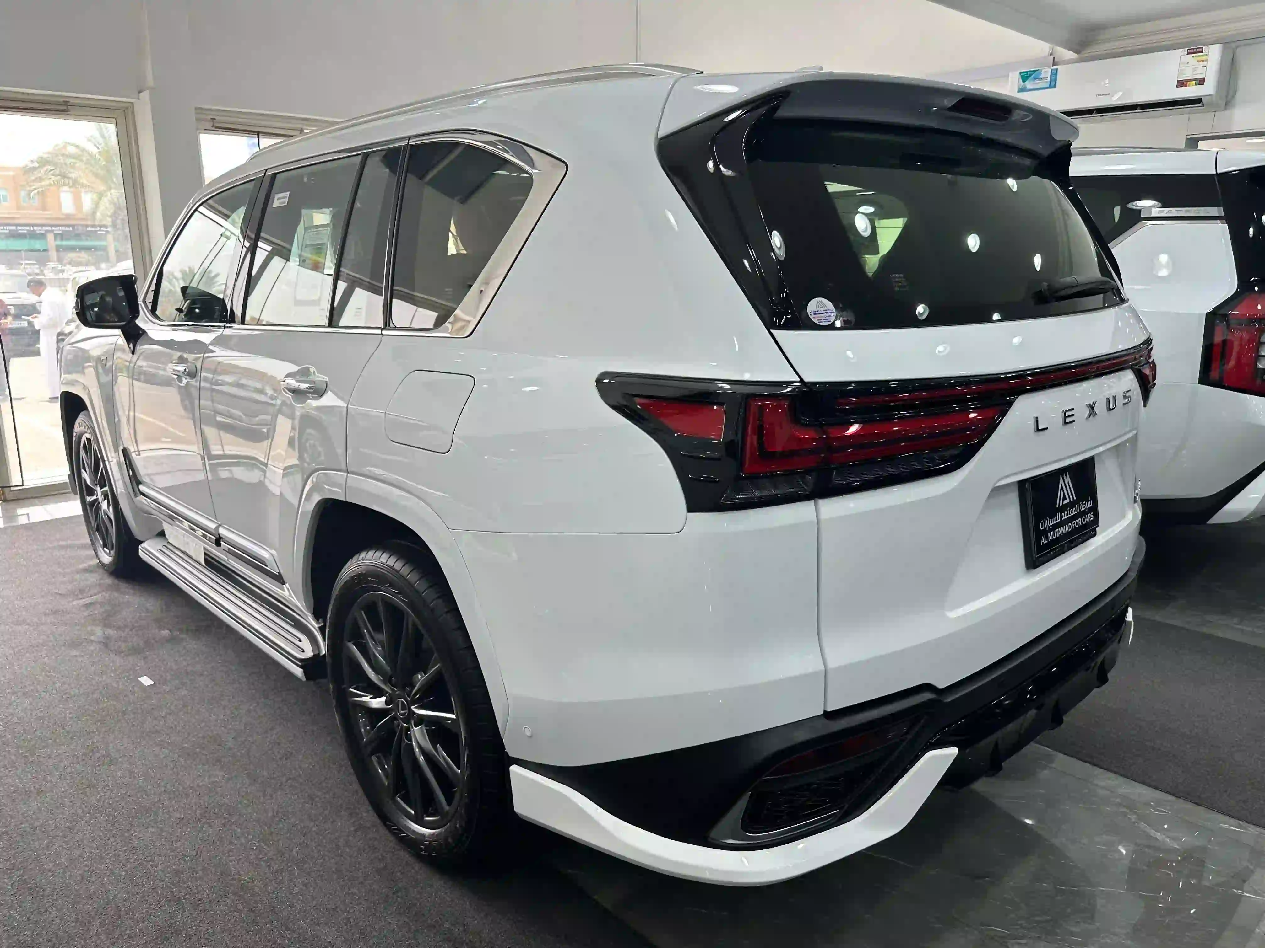 Lexus LX 700h F-SPORT 2025 - Image 4