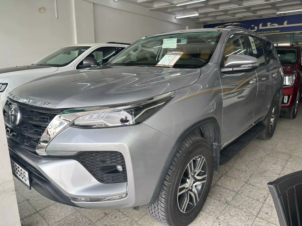 Toyota Fortuner V6 2025
