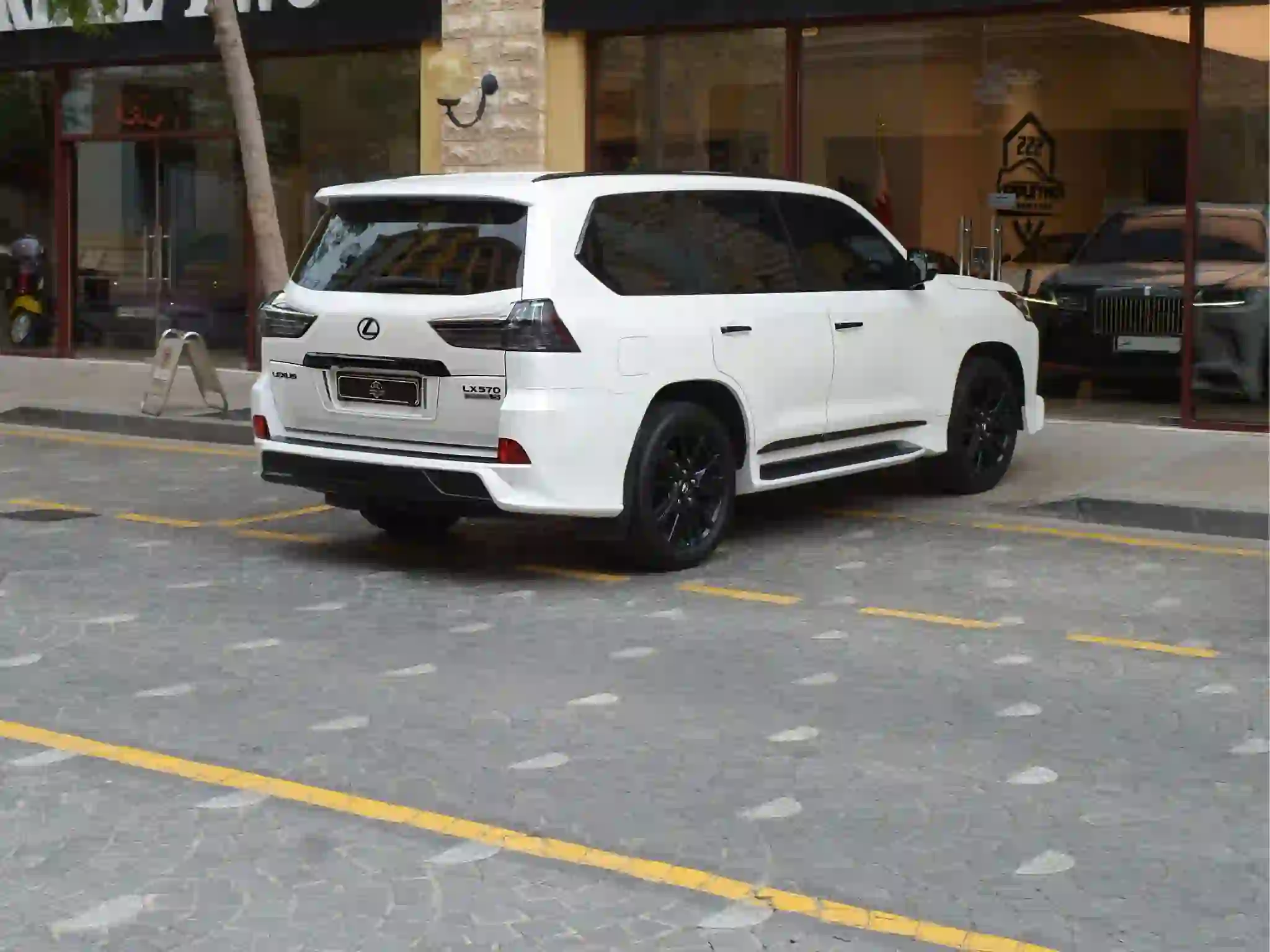 Lexus LX 570 S Black Edition 2016 - Image 4