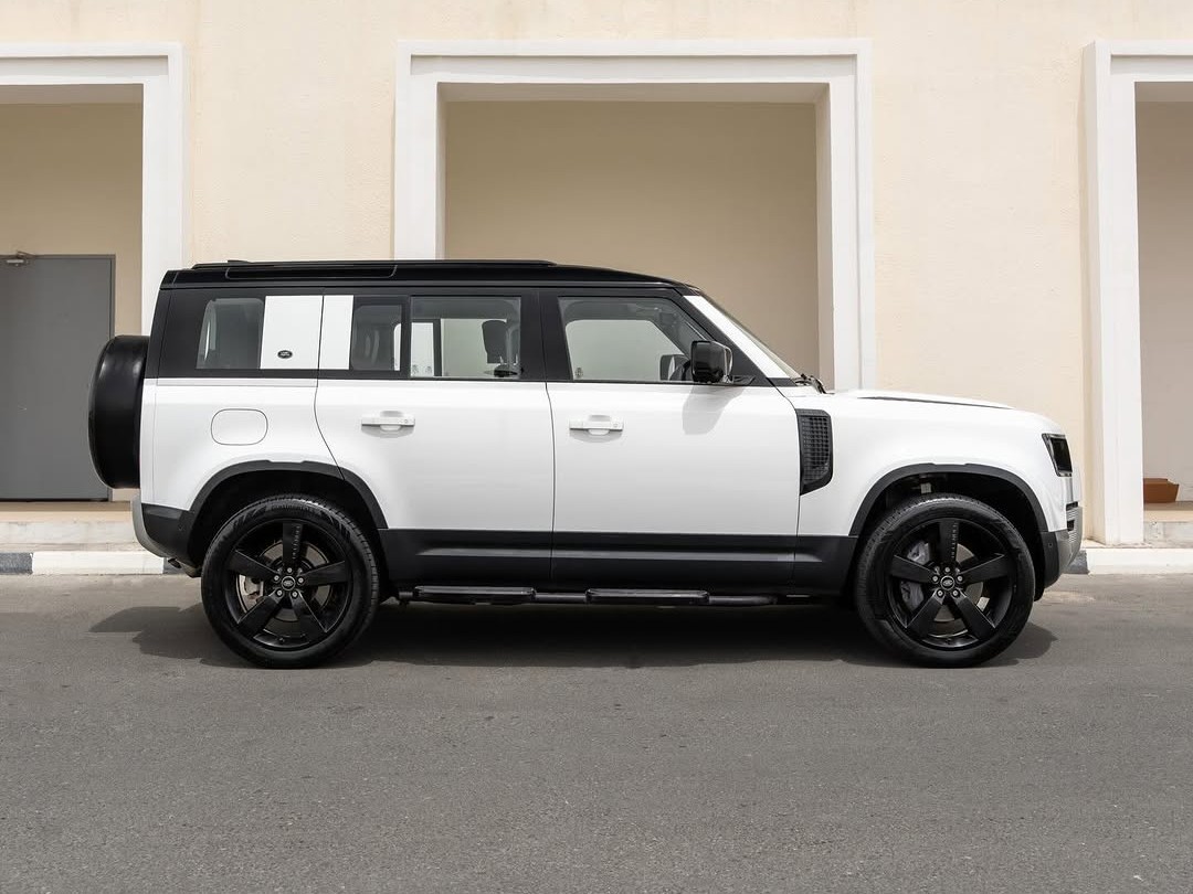 Land Rover Defender 110 HSE 2022 - Image 2