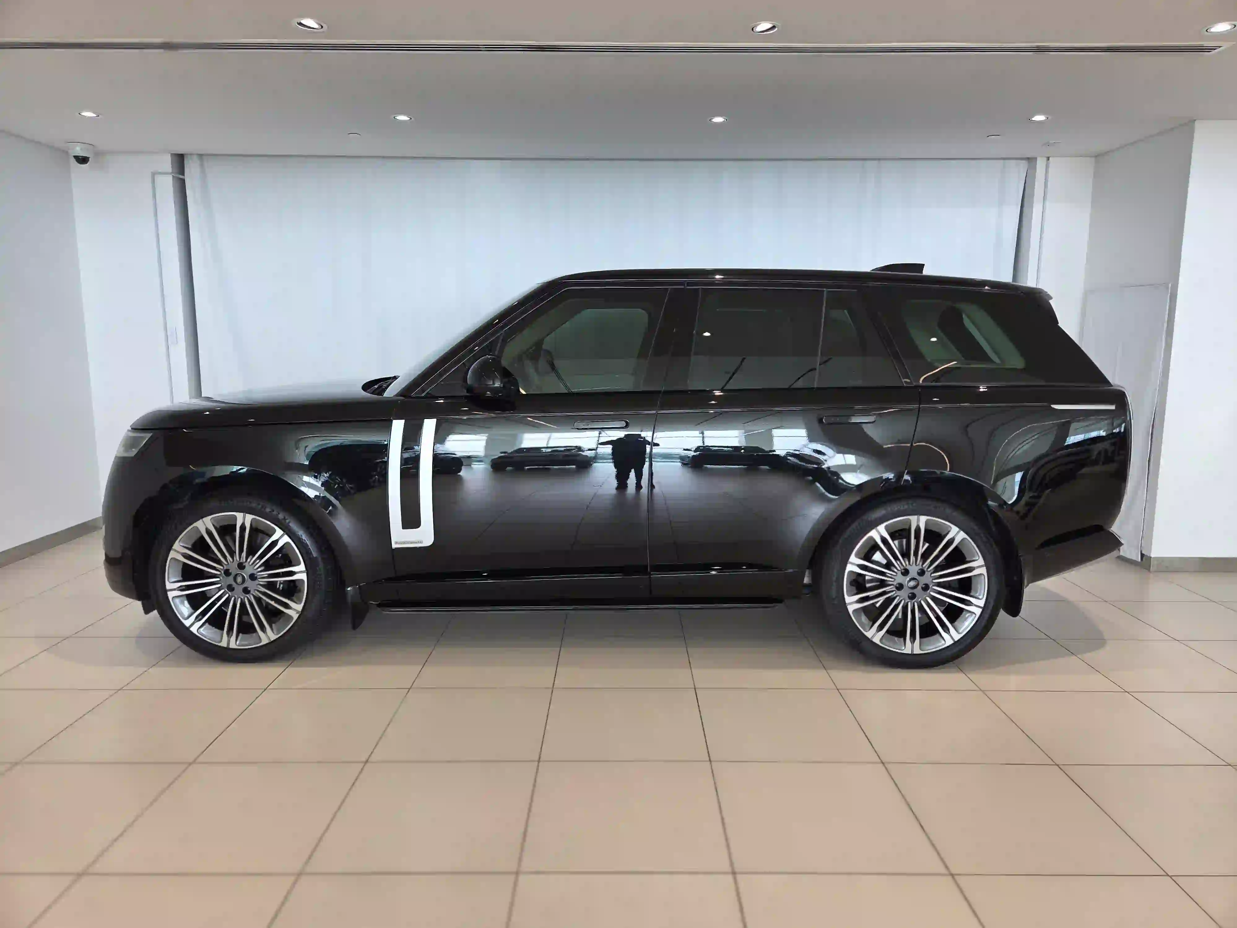 Land Rover Range Rover 4.4 V8 Autobiography 2024 - Image 4