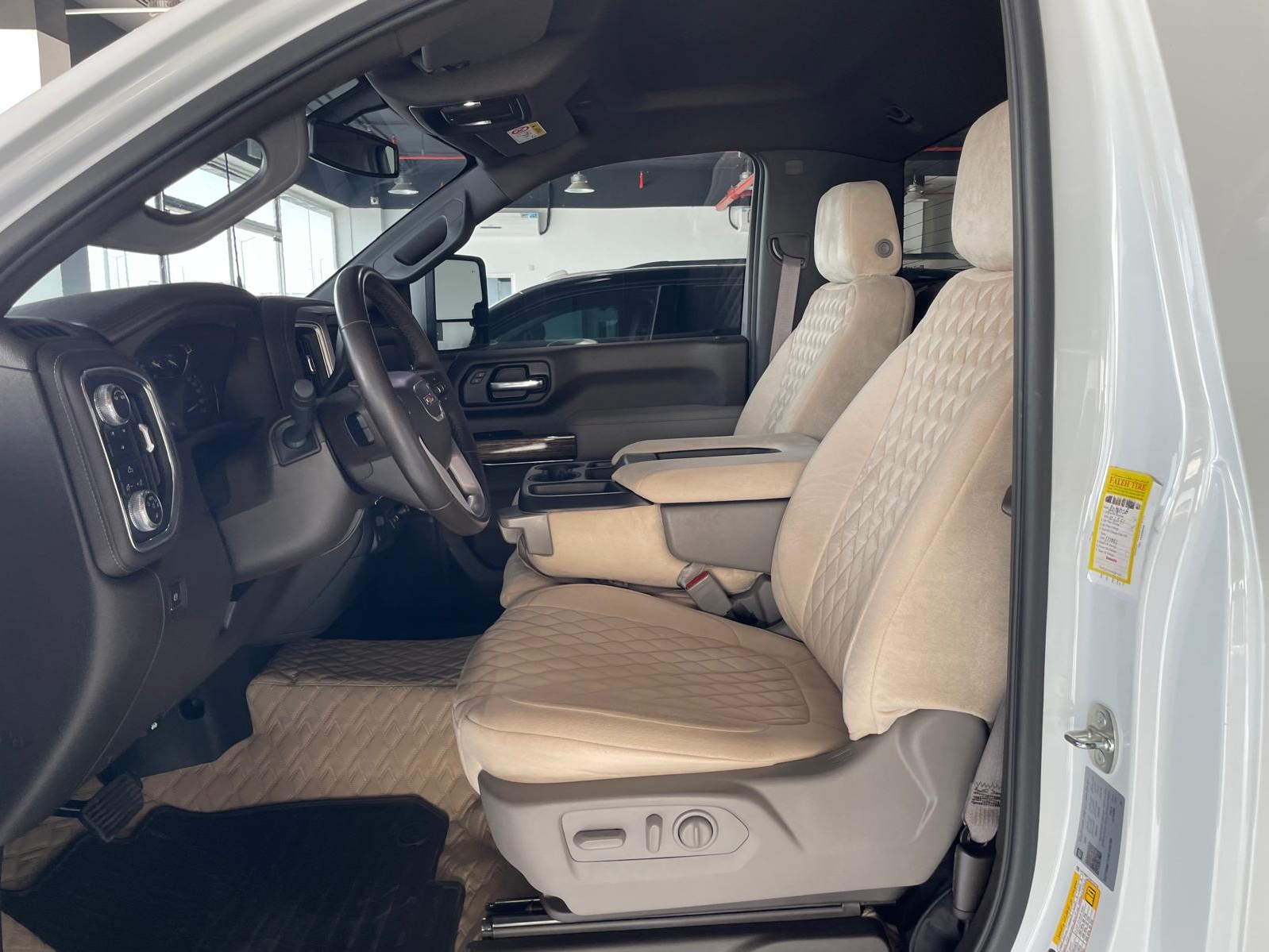 GMC Sierra 2022 - Image 2