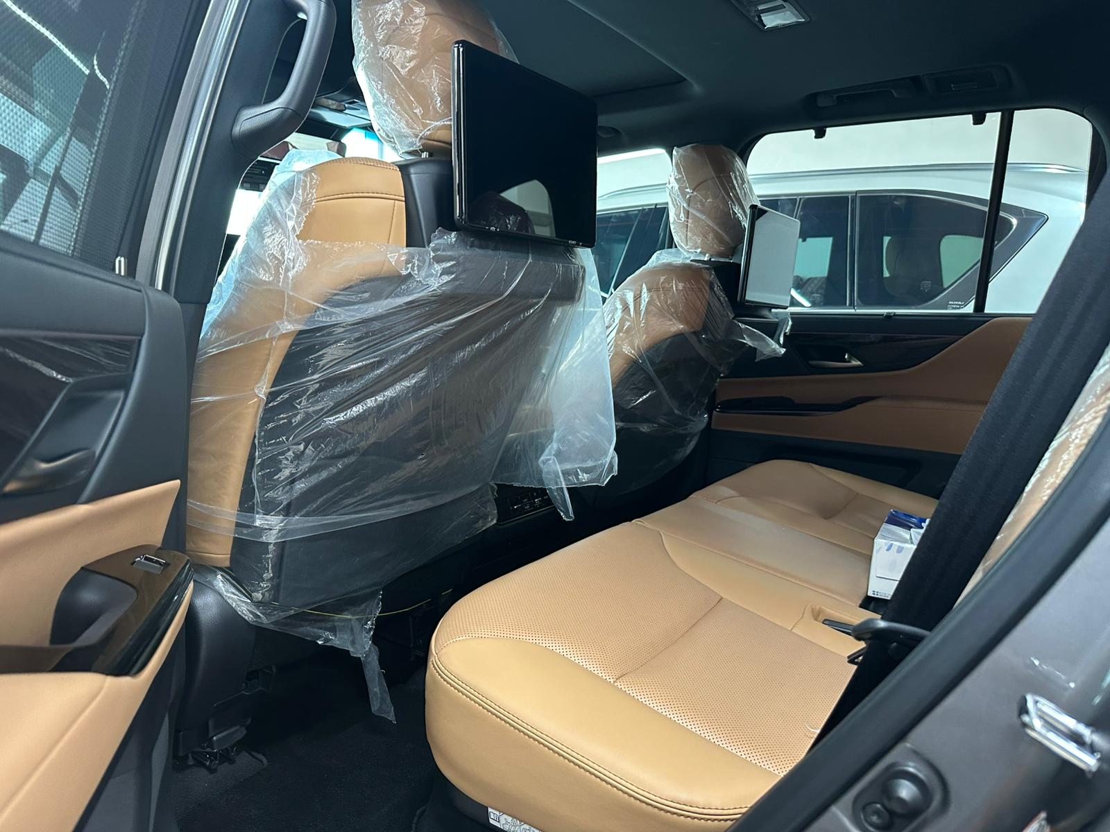Lexus LX 600 Luxury  2024 - Image 2