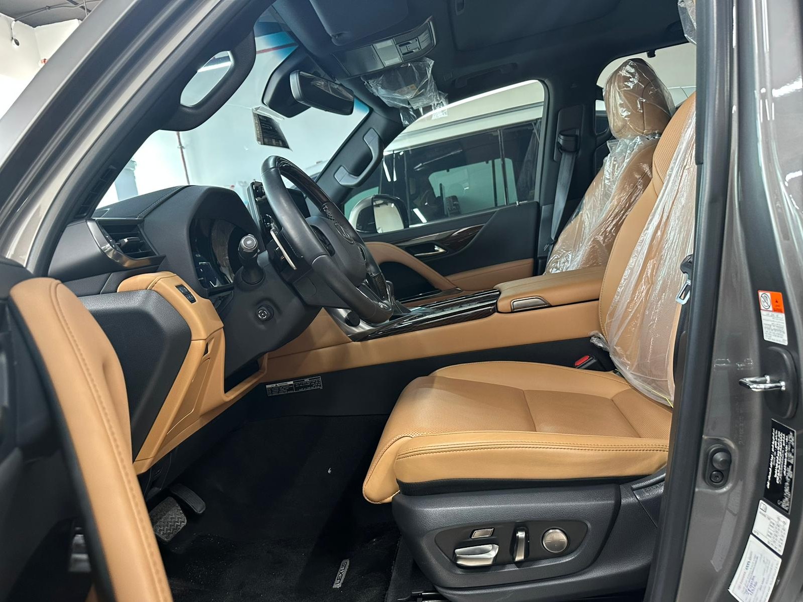 Lexus LX 600 Luxury  2024 - Image 3
