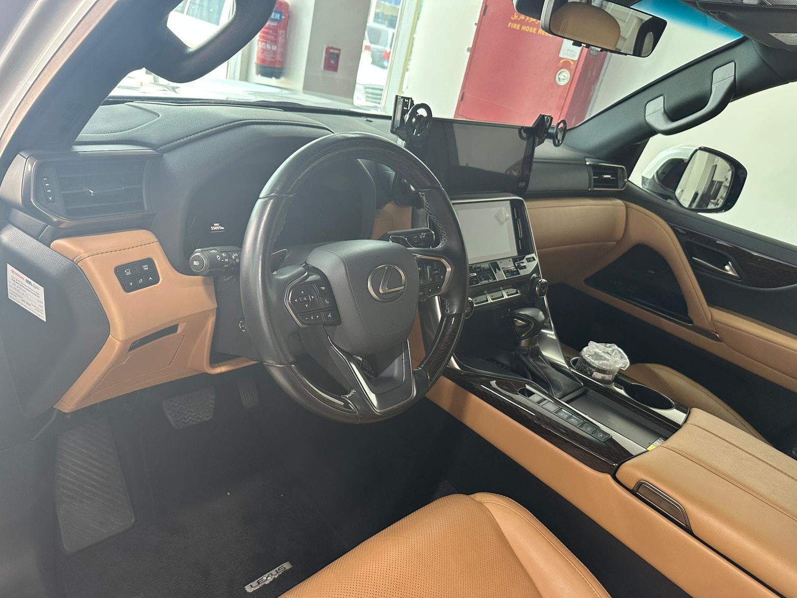 Lexus LX 600 Luxury  2024 - Image 4