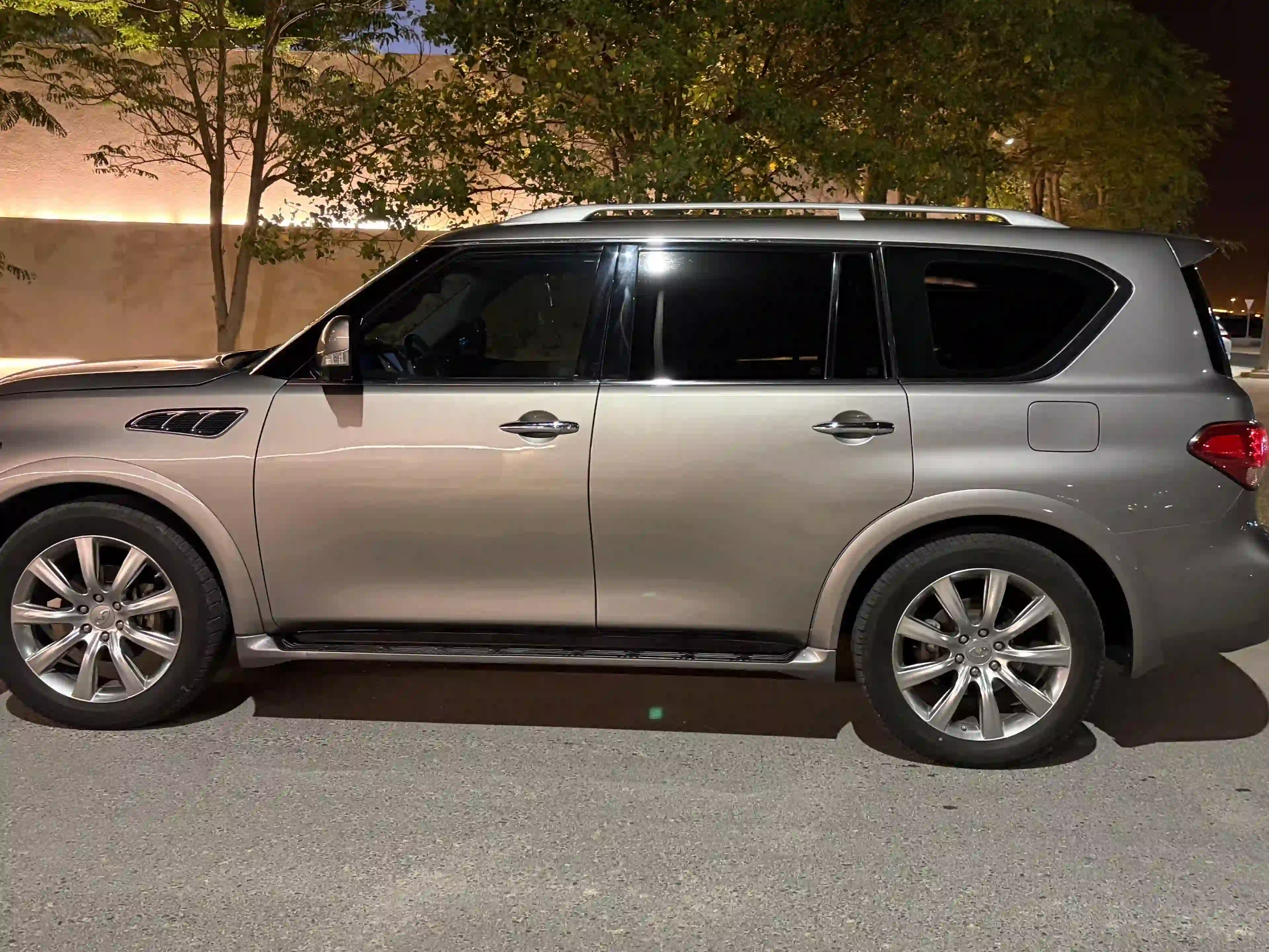 Infiniti QX56 2012 - Image 2
