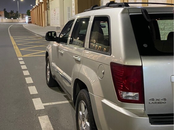 Jeep Grand Cherokee Laredo 2010 - Image 2