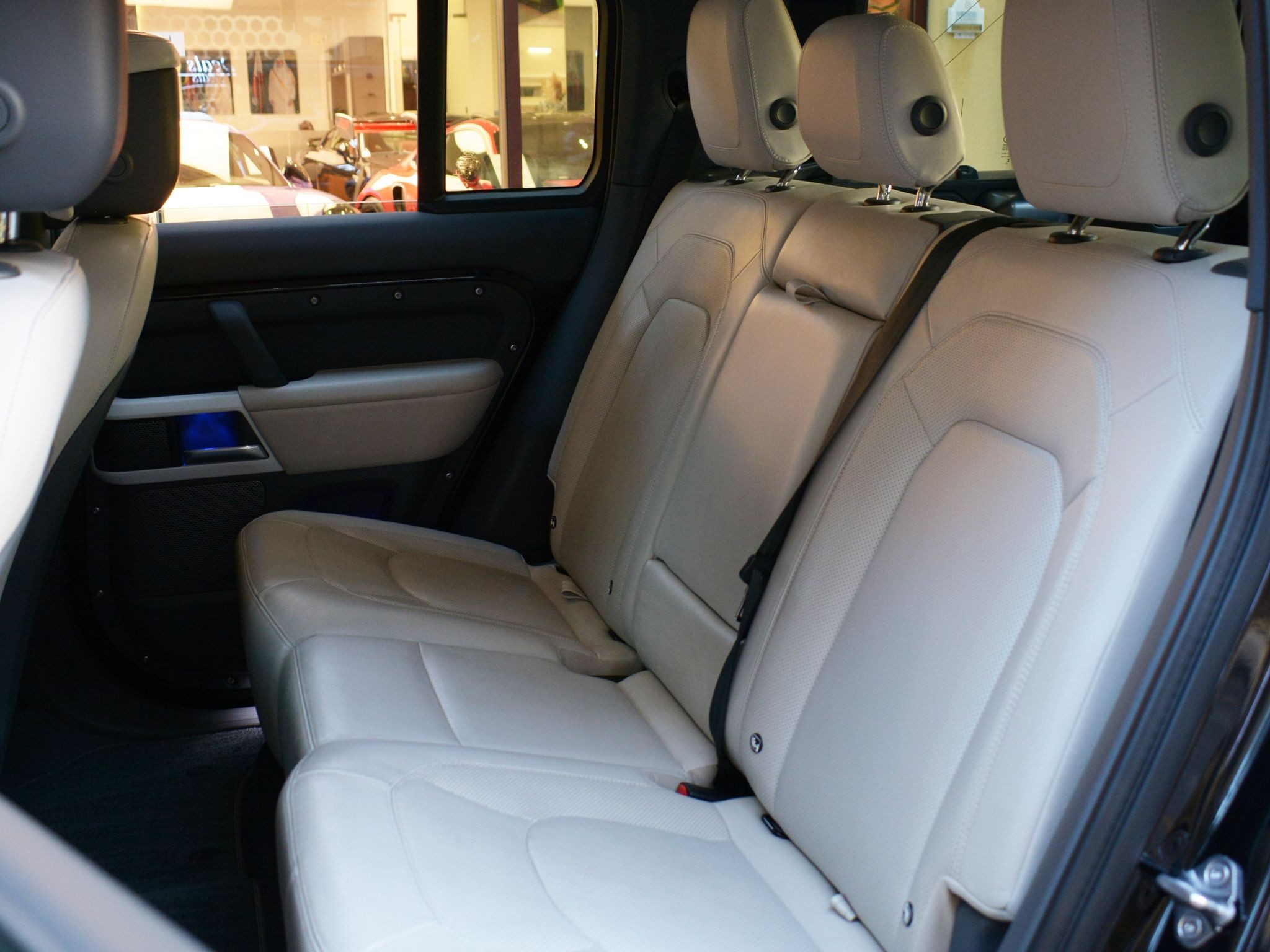 Land Rover Defender 110 HSE 2024 - Image 2