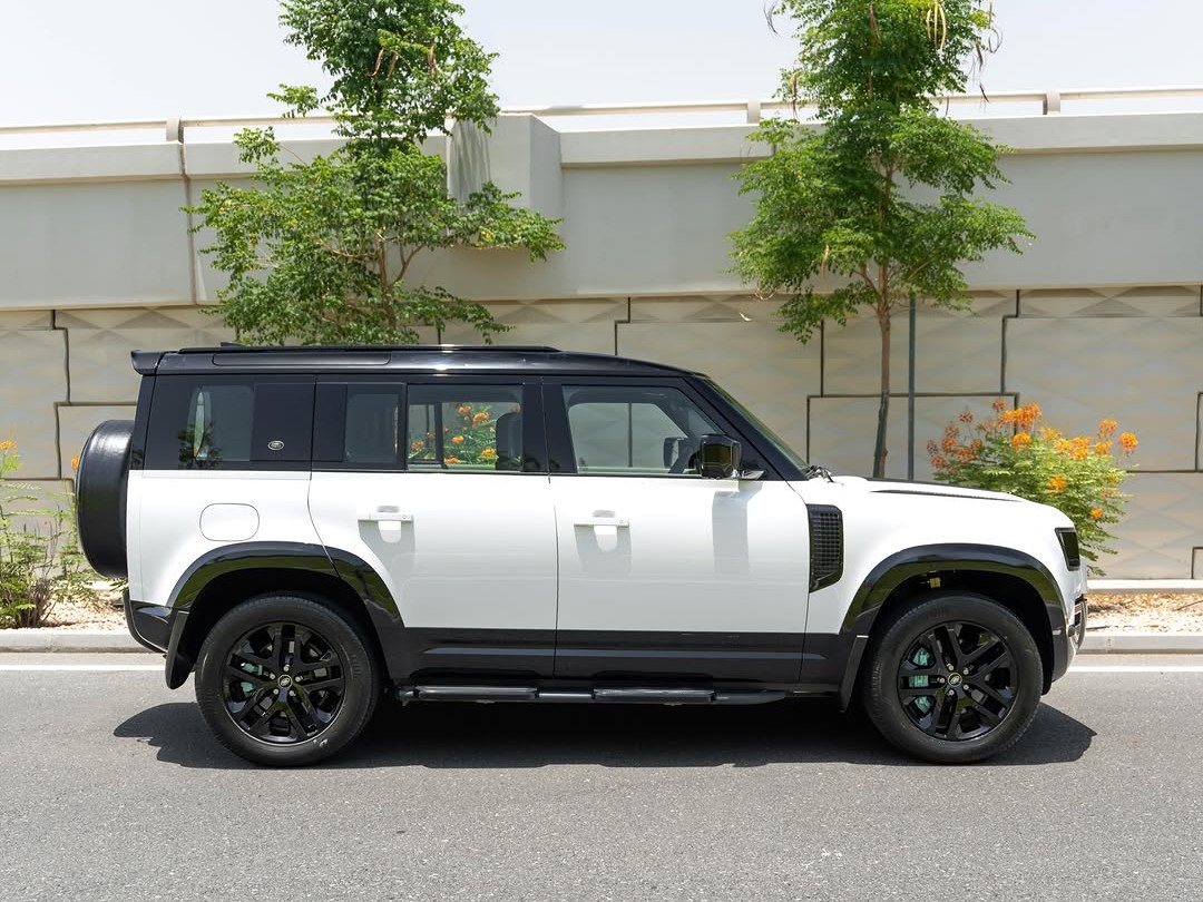 Land Rover Defender X Dynamic 2023 - Image 2