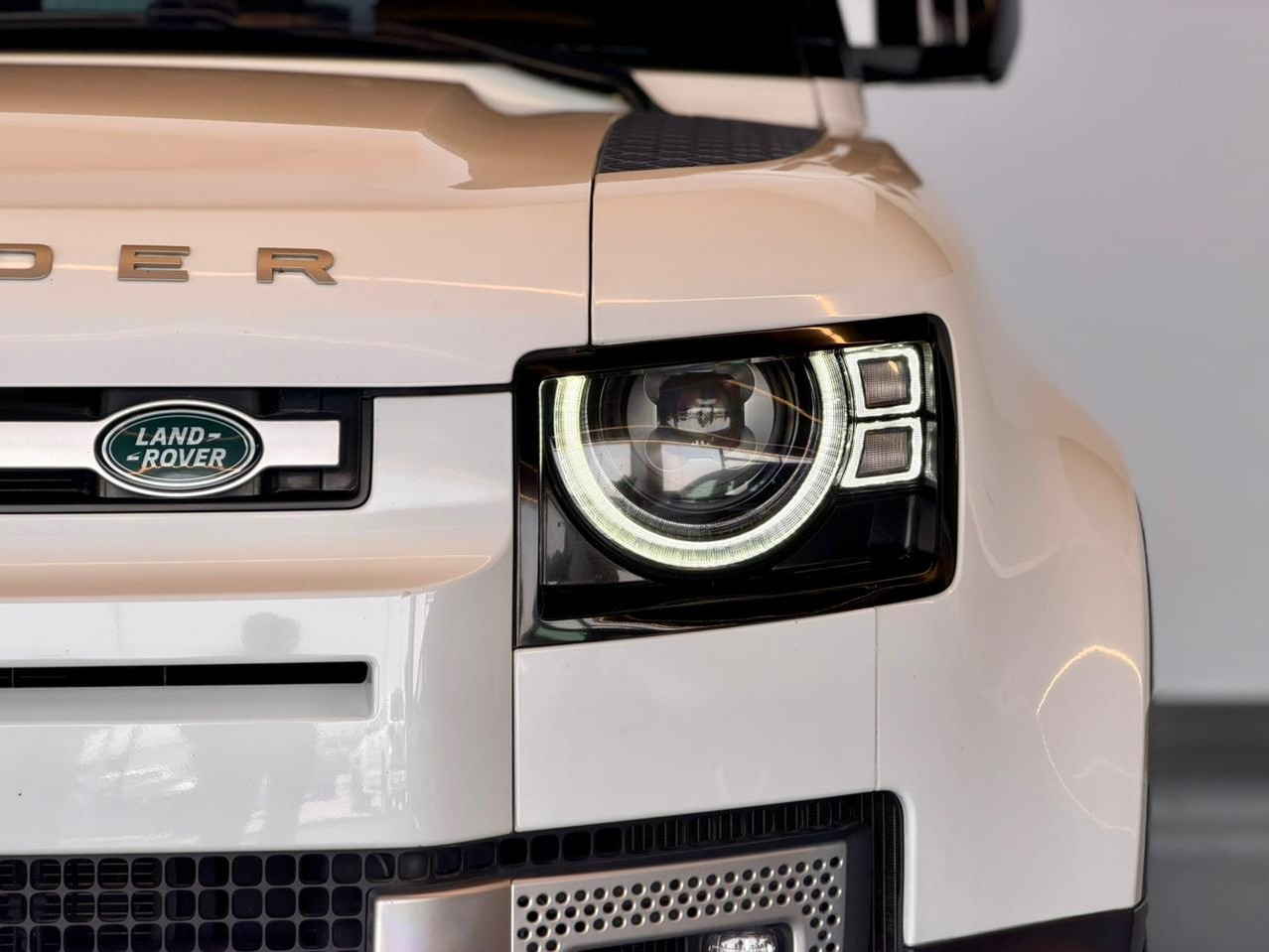 Land Rover Defender 2023 - Image 3