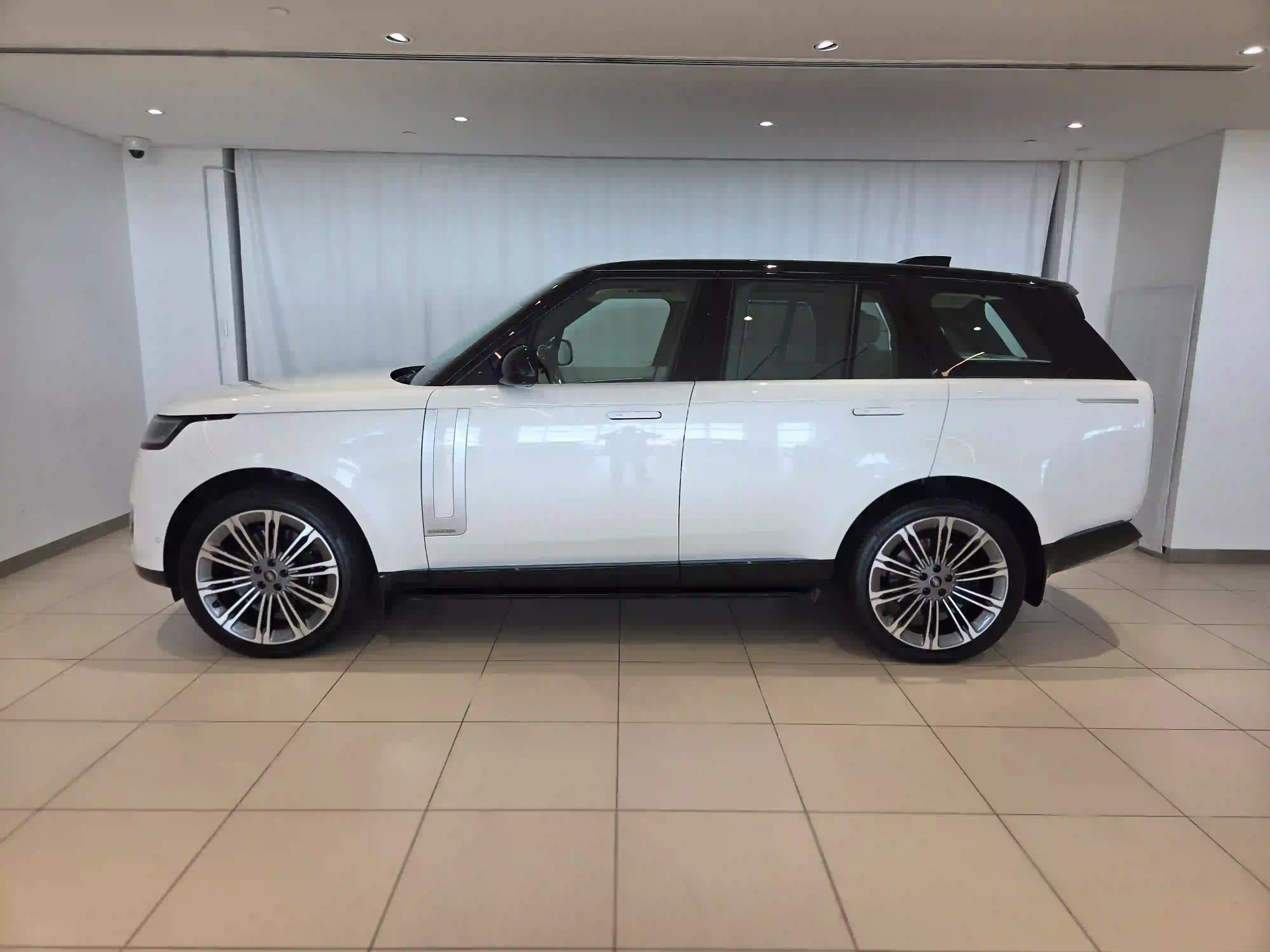 Land Rover Range Rover 4.4 V8 Autobiography 2025 - Image 3
