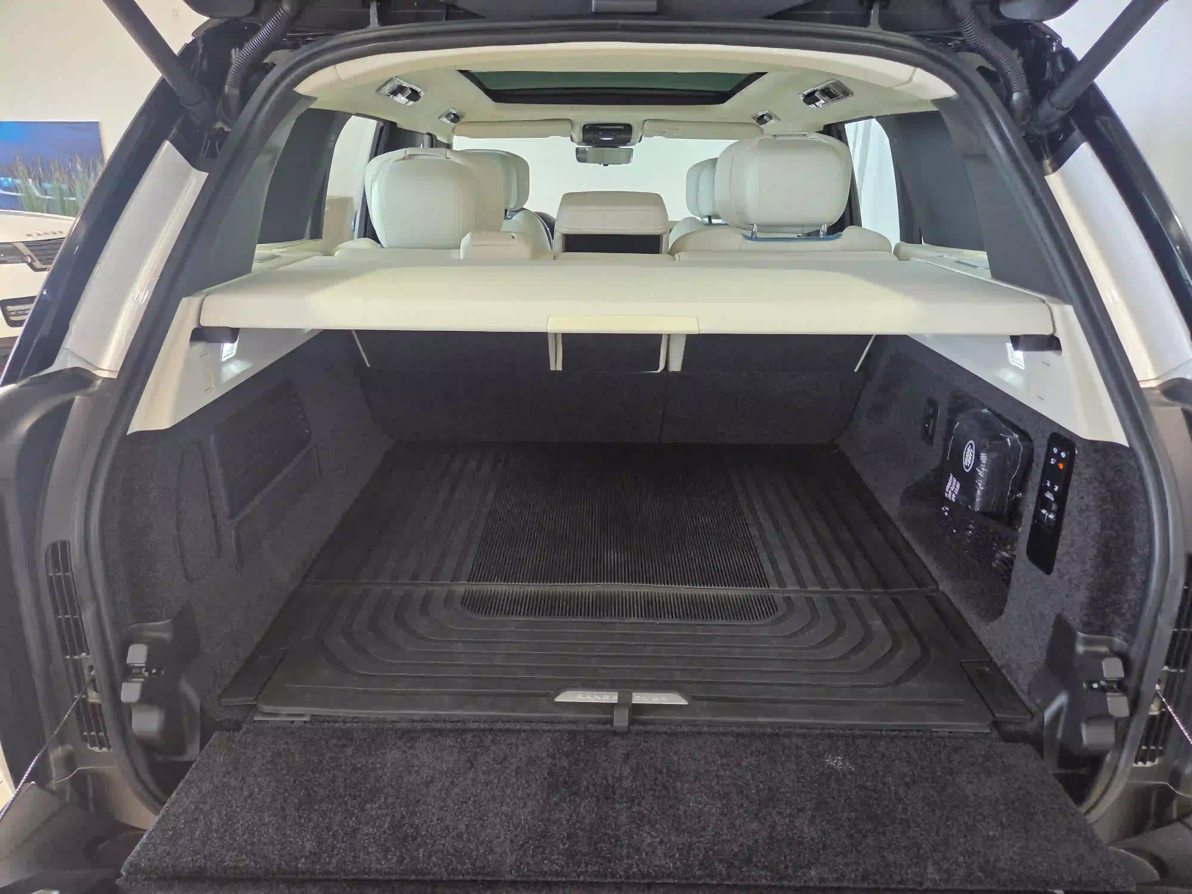 Land Rover Range Rover 4.4 V8 Autobiography 2025 — photo 14 for sale in Qatar