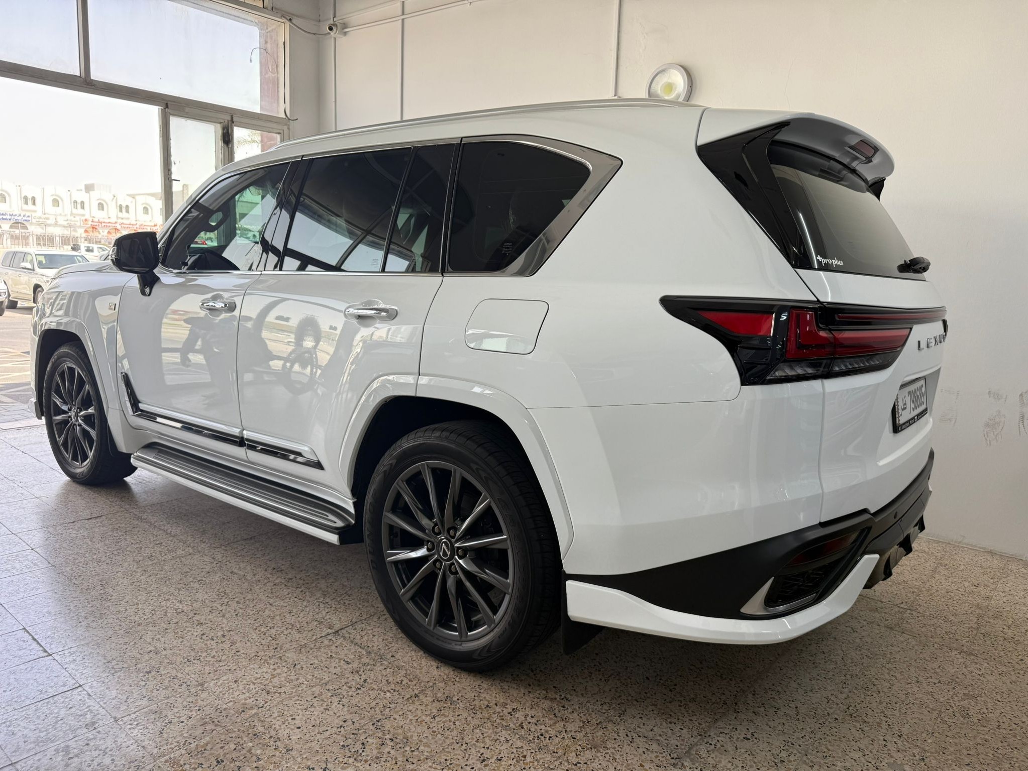 Lexus LX 600  F-Sport 2025 - Image 4