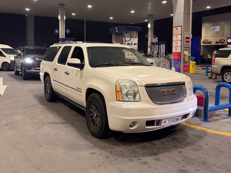 GMC Yukon Denali XL 2011 - Image 2